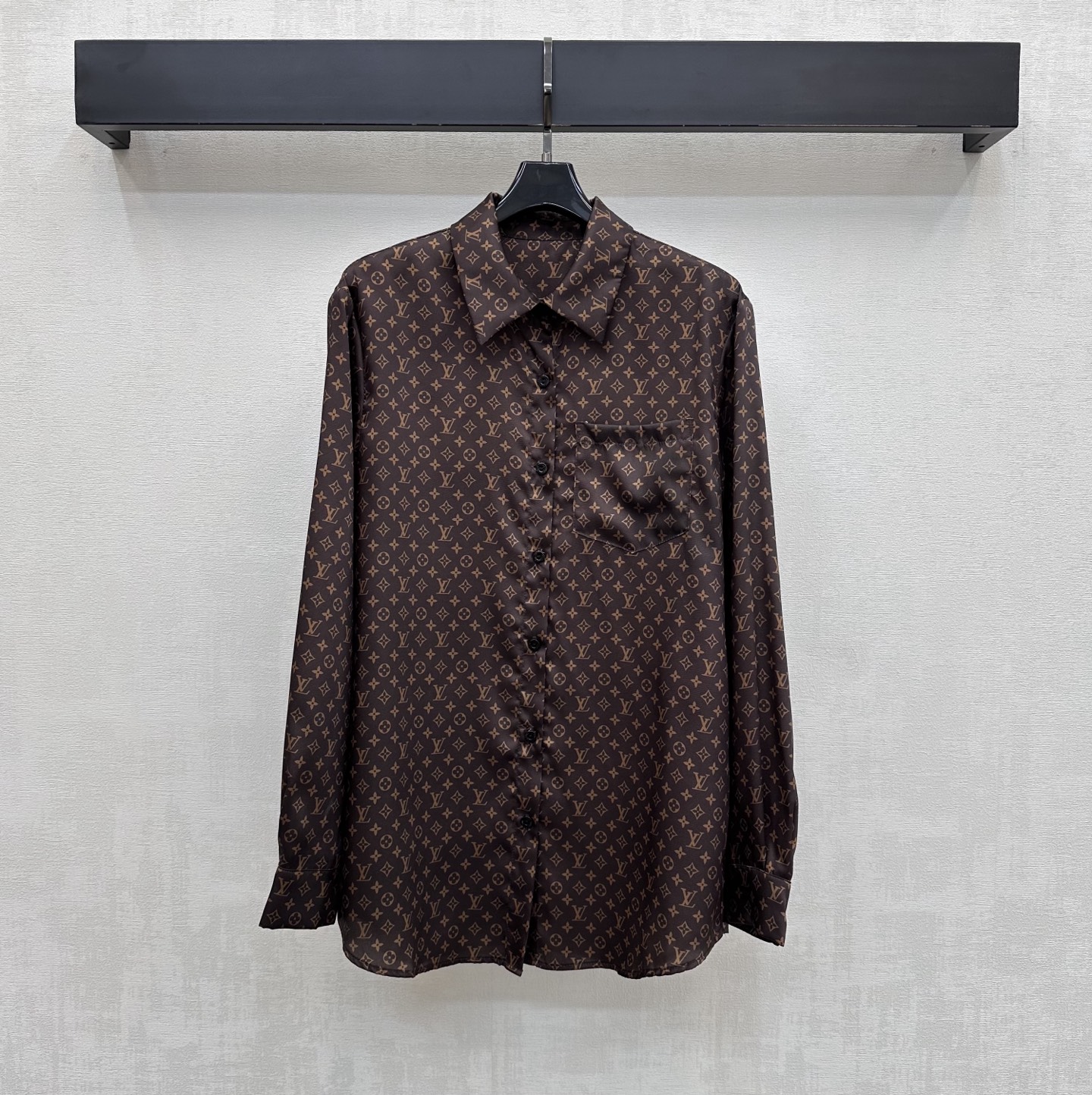 NO:808811,Louis Vuitto*2026 new arrival printed lapel long-sleeved shirt. Customized YB imported twill material. Slim and comfortable. The iconic four-leaf clover letter logo element is printed all over the body to highlight the brand tone. The placket button adjustment is matched with the single-side pocket decoration on the chest to add layering to the look. Surface accessories development. Regular lapel long-sleeved shirt cut. Can be matched with trousers of the same series. Easily manage high-end fashionable wear for commuting and vacation. High version 2 colors, Louis Vuitton shirts,19860909Louis Vuitto*2026新品上架印花翻领长袖衬衣 定制YB进口斜纹绸材质 垂顺舒适 通体满印标志性四叶草字母徽标元素 彰显品牌调性 开襟纽扣调节配合胸前单侧口袋装饰 增添造型层次感 面辅料开发 常规翻领长袖衬衫剪裁 可搭配同系列长裤 通勤度假轻松驾驭高级时髦穿搭 高版本2色,,louis vuitton,shirts,,Women's clothing