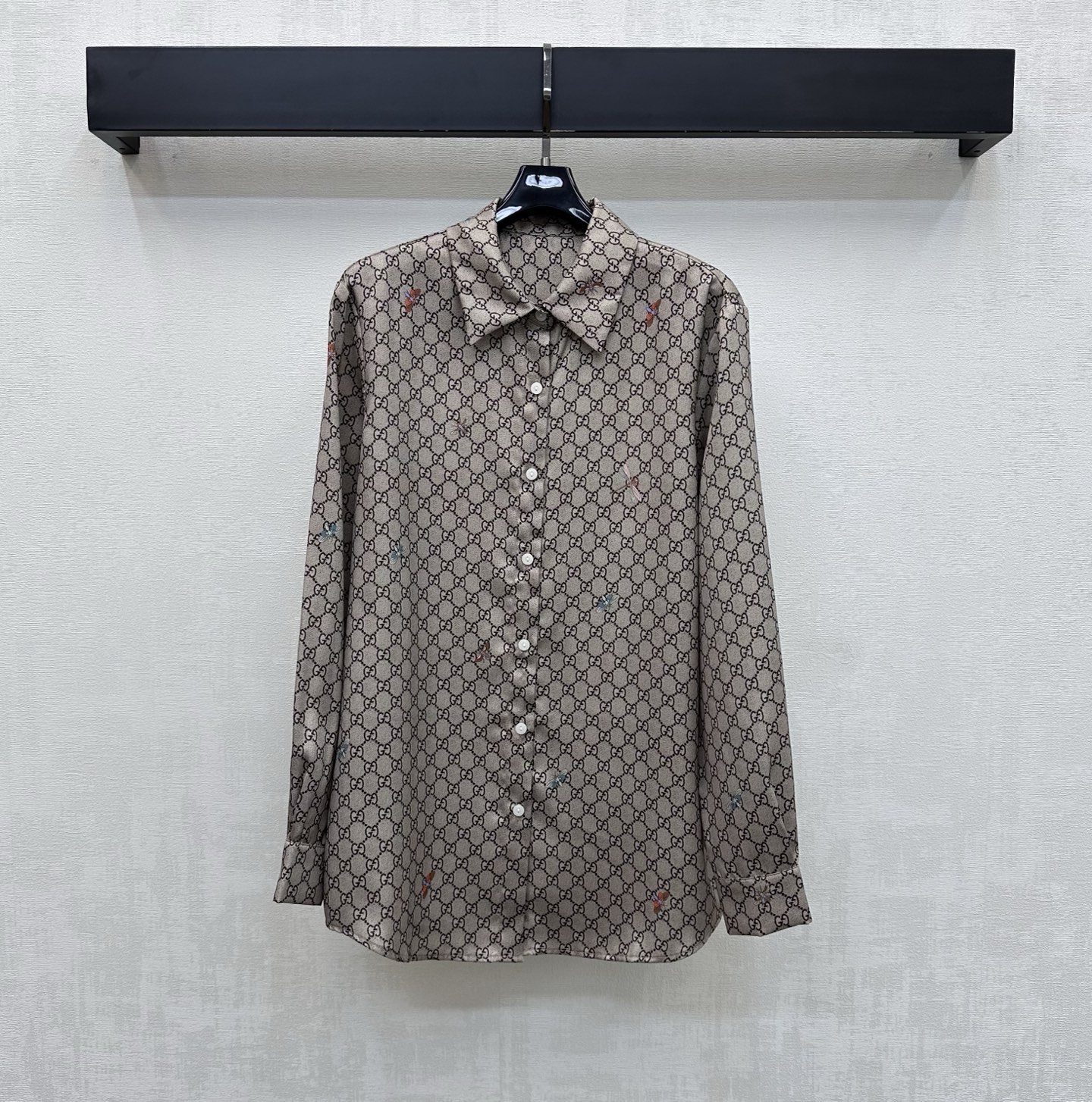 NO:808793,Gucc*2026 New Arrival Lapel Printed Shirt Customized YB imported twill material Silky smooth and smooth, comfortable against the skin The placket button adjustment echoes the cufflink design to add layering to the look Easy to put on and take off The iconic double G letter elements are printed all over the body embellished with the dragonfly logo pattern to highlight the brand's tone Development of surface accessories Lapel right shoulder long-sleeved shirt tailoring Can be paired with the same series of drawstring trousers to look slim and not pick on your figure Casually match it to create a refined and elegant temperament  Relaxed, high version 2 colors, gucci, shirts,19860909Gucc*2026新品上架翻领印花衬衣定制YB进口斜纹绸材质 丝滑垂顺 贴肤舒适 开襟纽扣调节呼应袖扣设计 增添造型层次感 方便穿脱 通体满印标志性双G字母元素点缀蜻蜓徽标图案 彰显品牌调性 面辅料开发 翻领正肩长袖衬衫剪裁 可搭配同系列抽绳长裤 穿搭显瘦不挑身材 随意搭配出精致优雅气质 松弛有度  高版本2色,,gucci,shirts,,Women's clothing