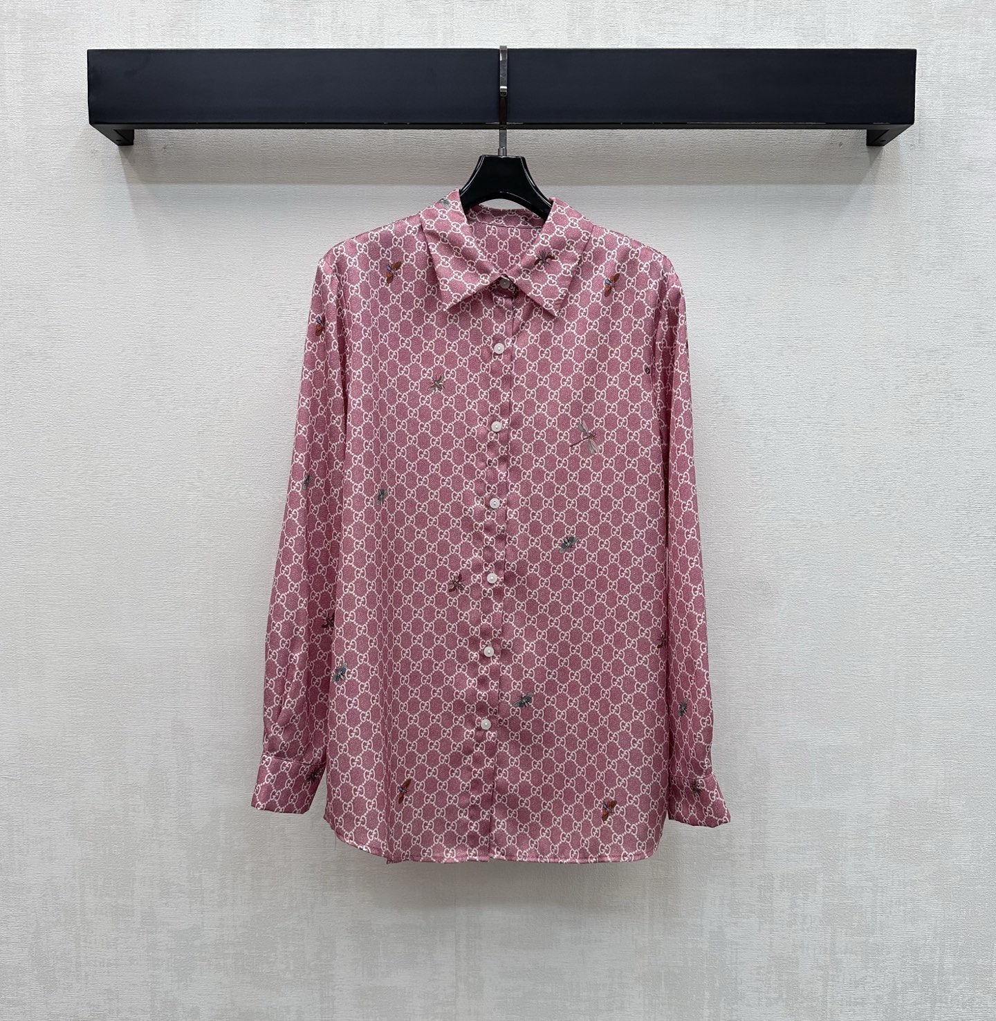 NO:808784,Gucc*2026 New Arrival Lapel Printed Shirt Customized YB imported twill material Silky smooth and smooth, comfortable against the skin The placket button adjustment echoes the cufflink design to add layering to the look Easy to put on and take off The iconic double G letter elements are printed all over the body embellished with the dragonfly logo pattern to highlight the brand's tone Development of surface accessories Lapel right shoulder long-sleeved shirt tailoring Can be paired with the same series of drawstring trousers to look slim and not pick on your figure Casually match it to create a refined and elegant temperament  Relaxed, high version 2 colors, gucci, shirts,19860909Gucc*2026新品上架翻领印花衬衣定制YB进口斜纹绸材质 丝滑垂顺 贴肤舒适 开襟纽扣调节呼应袖扣设计 增添造型层次感 方便穿脱 通体满印标志性双G字母元素点缀蜻蜓徽标图案 彰显品牌调性 面辅料开发 翻领正肩长袖衬衫剪裁 可搭配同系列抽绳长裤 穿搭显瘦不挑身材 随意搭配出精致优雅气质 松弛有度  高版本2色,,gucci,shirts,,Women's clothing