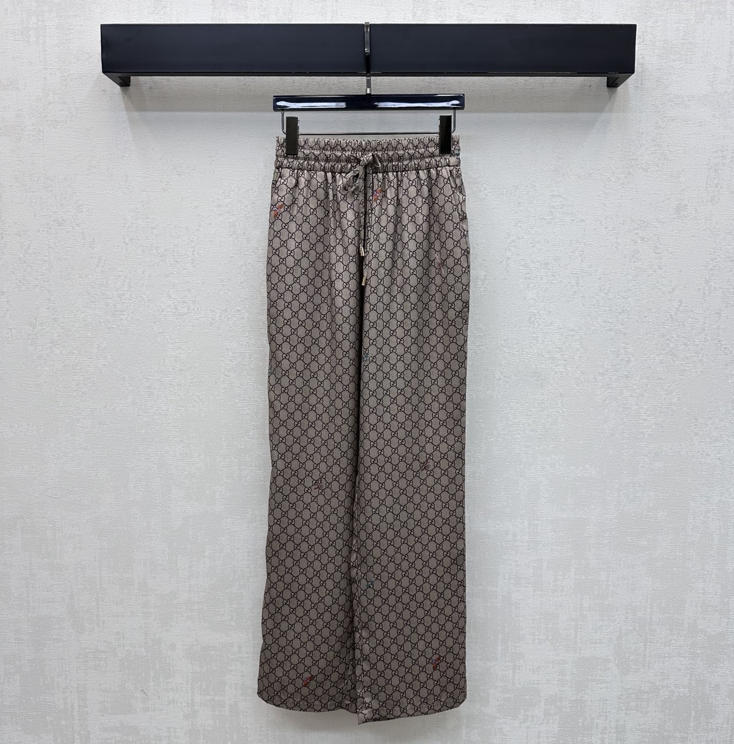 NO:808797,Gucc*2026 new arrival printed straight trousers, customized YB imported twill material, silky and smooth, comfortable against the skin, elastic design with drawstrings, adding layering to the look, easy to put on and take off, iconic double G letter elements embellished with dragonfly logo pattern printed all over the body, highlighting the brand tone, development of surface accessories, high waist drawstring straight trousers, can be matched with shirts from the same series, can be worn to look slim without picking up the figure, and can be matched casually to create a refined and elegant temperament.  High version 2 colors,,gucci,shirts,19860909Gucc*2026新品上架印花直筒长裤定制YB进口斜纹绸材质 丝滑垂顺 贴肤舒适 本布抽绳调节松紧设计 增添造型层次感 方便穿脱 通体满印标志性双G字母元素点缀蜻蜓徽标图案 彰显品牌调性 面辅料开发 高腰抽绳直筒长裤剪裁 可搭配同系列衬衫 穿搭显瘦不挑身材 随意搭配出精致优雅气质 松弛有度  高版本2色,,gucci,shirts,,Women's clothing