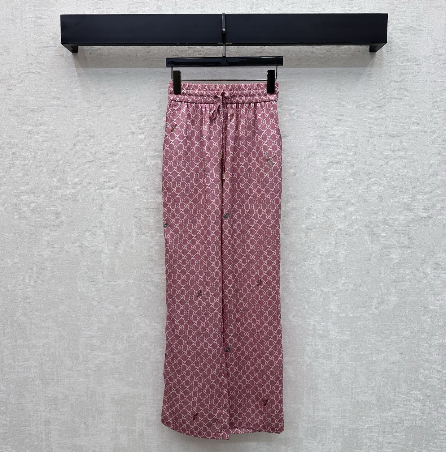 NO:808790,Gucc*2026 new arrival printed straight trousers, customized YB imported twill material, silky and smooth, comfortable against the skin, elastic design with drawstrings, adding layering to the look, easy to put on and take off, iconic double G letter elements embellished with dragonfly logo pattern printed all over the body, highlighting the brand tone, development of surface accessories, high waist drawstring straight trousers, can be matched with shirts from the same series, can be worn to look slim without picking up the figure, and can be matched casually to create a refined and elegant temperament.  High version 2 colors,,gucci,shirts,19860909Gucc*2026新品上架印花直筒长裤定制YB进口斜纹绸材质 丝滑垂顺 贴肤舒适 本布抽绳调节松紧设计 增添造型层次感 方便穿脱 通体满印标志性双G字母元素点缀蜻蜓徽标图案 彰显品牌调性 面辅料开发 高腰抽绳直筒长裤剪裁 可搭配同系列衬衫 穿搭显瘦不挑身材 随意搭配出精致优雅气质 松弛有度  高版本2色,,gucci,shirts,,Women's clothing