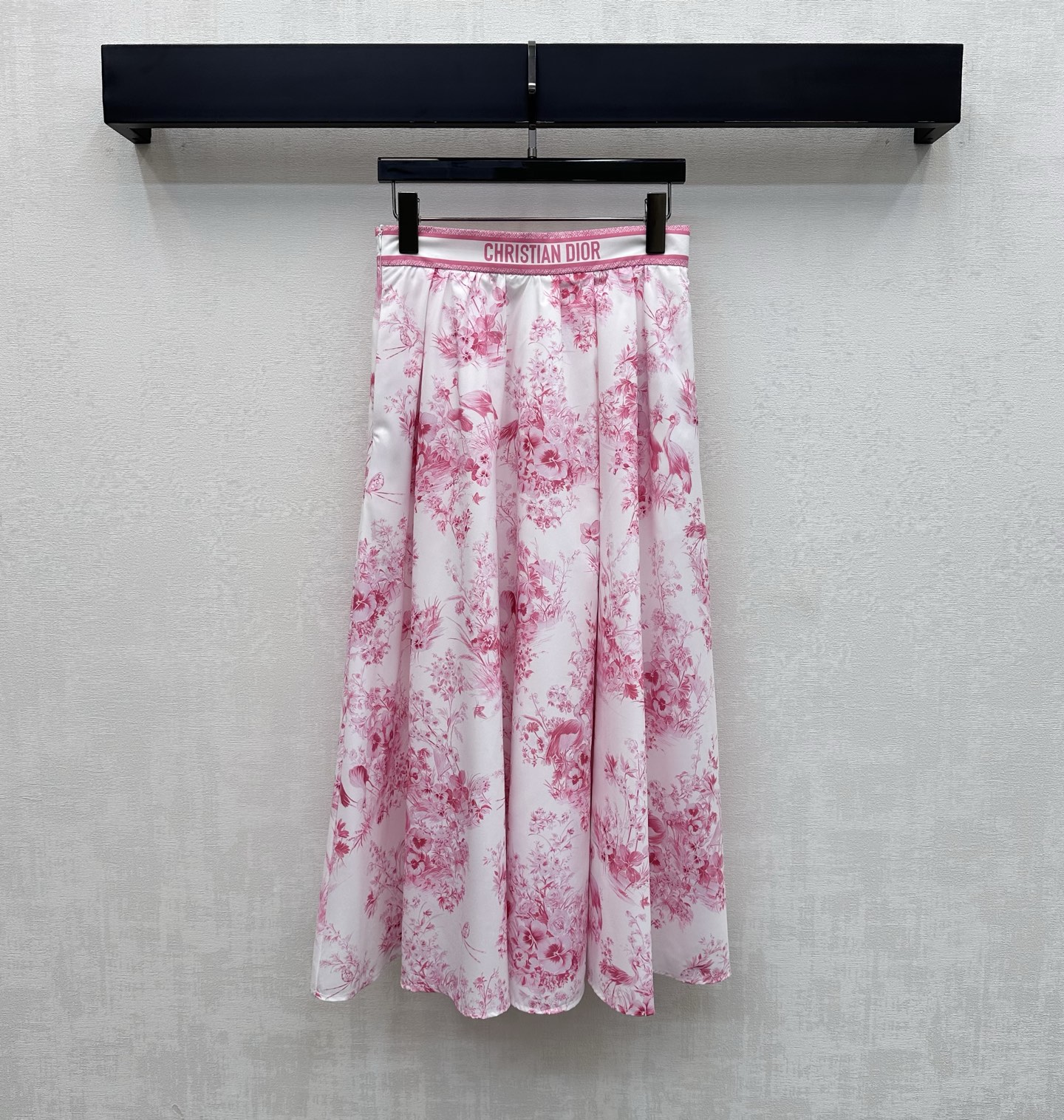 NO:808816,Dio*2026 new arrivals, letter printed skirt, custom-made YB imported twill material, drapey and comfortable, all-over plant, flower and butterfly print pattern, echoing the printed letter details on the waistband, highlighting the brand's tone, side zipper adjustment and slightly A-line pleated umbrella-shaped hem design, adding layering to the look.  High version 2 colors,,dior,skirts,19860909Dio*2026新品上架字母印花半裙定制YB进口斜纹绸材质 垂顺舒适 通体满印植物花卉蝴蝶印花图案 呼应腰头印花字母细节 彰显品牌调性 侧拉链调节配合微A字压褶伞状大摆设计 增添造型层次感 上身充满慵懒风情气息 呼应炎炎夏日的清爽度假气息 面辅料开发 高腰压褶半裙剪裁 可搭配同系列衬衣 通勤度假轻松驾驭穿搭  高版本2色,,dior,skirts,,Women's clothing