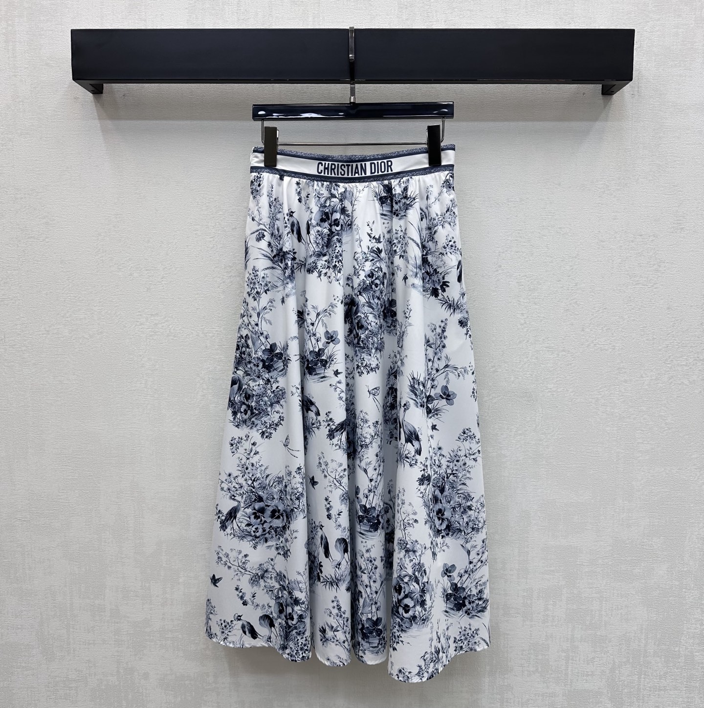 NO:808814,Dio*2026 new arrivals, letter printed skirt, custom-made YB imported twill material, drapey and comfortable, all-over plant, flower and butterfly print pattern, echoing the printed letter details on the waistband, highlighting the brand's tone, side zipper adjustment and slightly A-line pleated umbrella-shaped hem design, adding layering to the look.  High version 2 colors,,dior,skirts,19860909Dio*2026新品上架字母印花半裙定制YB进口斜纹绸材质 垂顺舒适 通体满印植物花卉蝴蝶印花图案 呼应腰头印花字母细节 彰显品牌调性 侧拉链调节配合微A字压褶伞状大摆设计 增添造型层次感 上身充满慵懒风情气息 呼应炎炎夏日的清爽度假气息 面辅料开发 高腰压褶半裙剪裁 可搭配同系列衬衣 通勤度假轻松驾驭穿搭  高版本2色,,dior,skirts,,Women's clothing