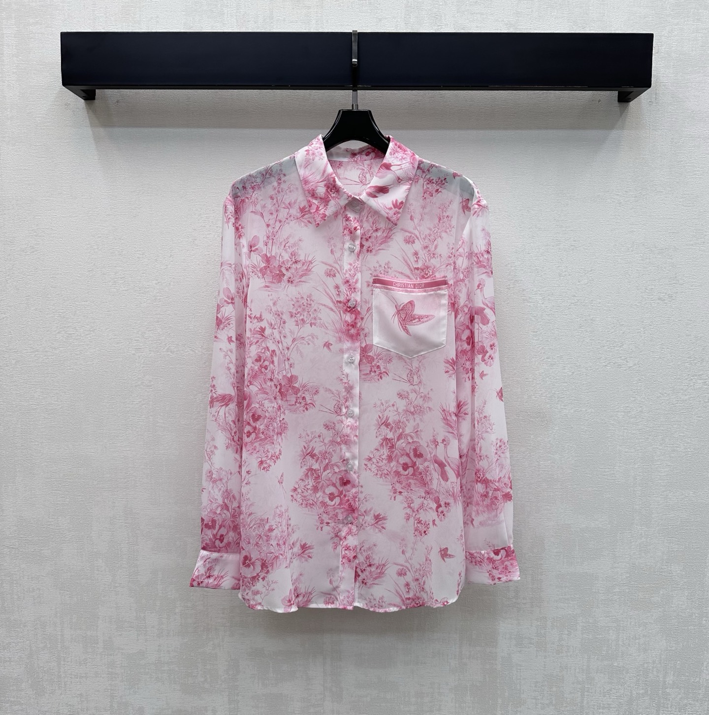 NO:808820,Dio*2026 new arrival printed tulle shirt, custom made of YB imported light sheer material, breathable, comfortable and delicate, plant, flower and butterfly printed all over the body, iconic letter logo pattern, highlighting the brand tone, placket button adjustment and single side pocket decoration on the chest, adding layering to the look, development of surface accessories, regular lapel long-sleeved shirt tailoring, can be matched with the same series of skirts, easy to wear for commuting and vacation, high version 2 colors, dior, skirts, shirts,19860909Dio*2026新品上架印花薄纱衬衣定制YB进口轻薄透纱材质 透气舒适细腻 通体满印植物花卉蝴蝶印花标志性字母徽标图案 彰显品牌调性 开襟纽扣调节配合胸前单侧口袋装饰 增添造型层次感 面辅料开发 常规翻领长袖衬衫剪裁 可搭配同系列半裙 通勤度假轻松驾驭穿搭 高版本2色,,dior,skirts,shirts,,Women's clothing
