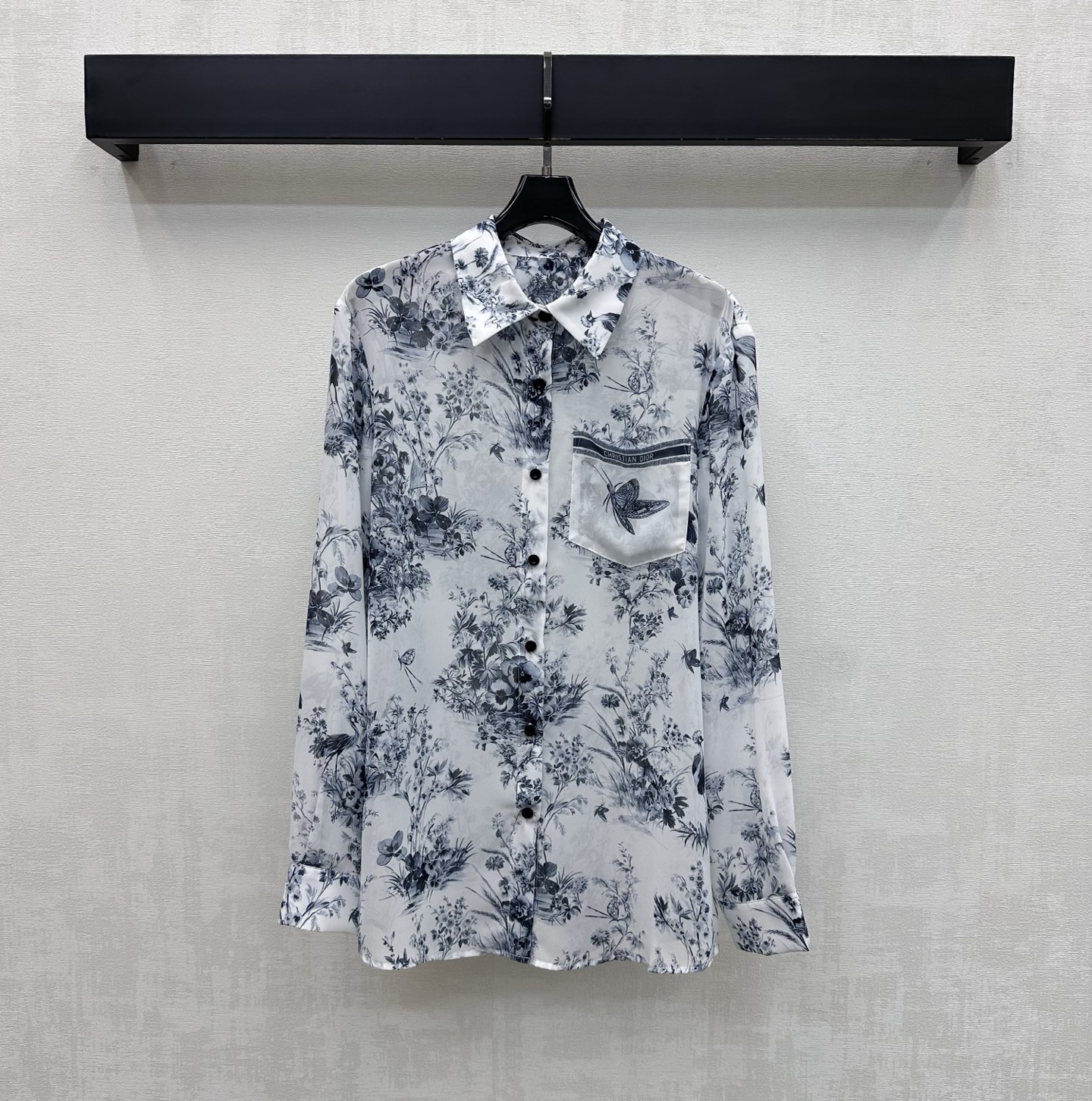 NO:808810,Dio*2026 new arrival printed tulle shirt, custom made of YB imported light sheer material, breathable, comfortable and delicate, plant, flower and butterfly printed all over the body, iconic letter logo pattern, highlighting the brand tone, placket button adjustment and single side pocket decoration on the chest, adding layering to the look, development of surface accessories, regular lapel long-sleeved shirt tailoring, can be matched with the same series of skirts, easy to wear for commuting and vacation, high version 2 colors, dior, skirts, shirts,19860909Dio*2026新品上架印花薄纱衬衣定制YB进口轻薄透纱材质 透气舒适细腻 通体满印植物花卉蝴蝶印花标志性字母徽标图案 彰显品牌调性 开襟纽扣调节配合胸前单侧口袋装饰 增添造型层次感 面辅料开发 常规翻领长袖衬衫剪裁 可搭配同系列半裙 通勤度假轻松驾驭穿搭 高版本2色,,dior,skirts,shirts,,Women's clothing