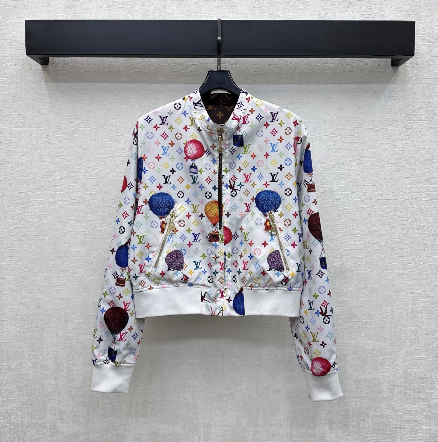 NO:808829,Louis Vuitto*2026 new products are on the shelves. Double-sided jackets are made of YB imported nylon material. Breathable and comfortable, full of texture. Follow the reversible version design. One side is covered with the iconic four-leaf clover letter element. One side is fully printed with colorful logo printing and hot air balloon patterns to highlight the brand tone. It is equipped with classic zipper and leather buckle adjustment processing. The cuff hem is tightened with contrasting thread elasticity to add layering to the look. Fully reflect the relaxed and fashionable charm of the outfit. Development of surface accessories  Stand collar jacket tailoring, casual and fashionable, high version 2 colors,,louis vuitton,jackets & coats,jackets & coats,19860909Louis Vuitto*2026新品上架 双面夹克外套定制YB进口尼龙材质 透气舒适 质感十足 沿用两面穿版型设计 一面满铺标志性四叶草字母元素 一面满印彩色徽标印花与热气球图案结合 彰显品牌调性 搭配经典拉链皮扣调节处理 袖口下摆撞色螺纹弹力收紧 增添造型层次感 充分体现穿搭松弛与时尚魅力 面辅料开发 立领夹克外套剪裁 随意外搭出彩时髦 高版本2色,,louis vuitton,jackets & coats,jackets & coats,,Women's clothing