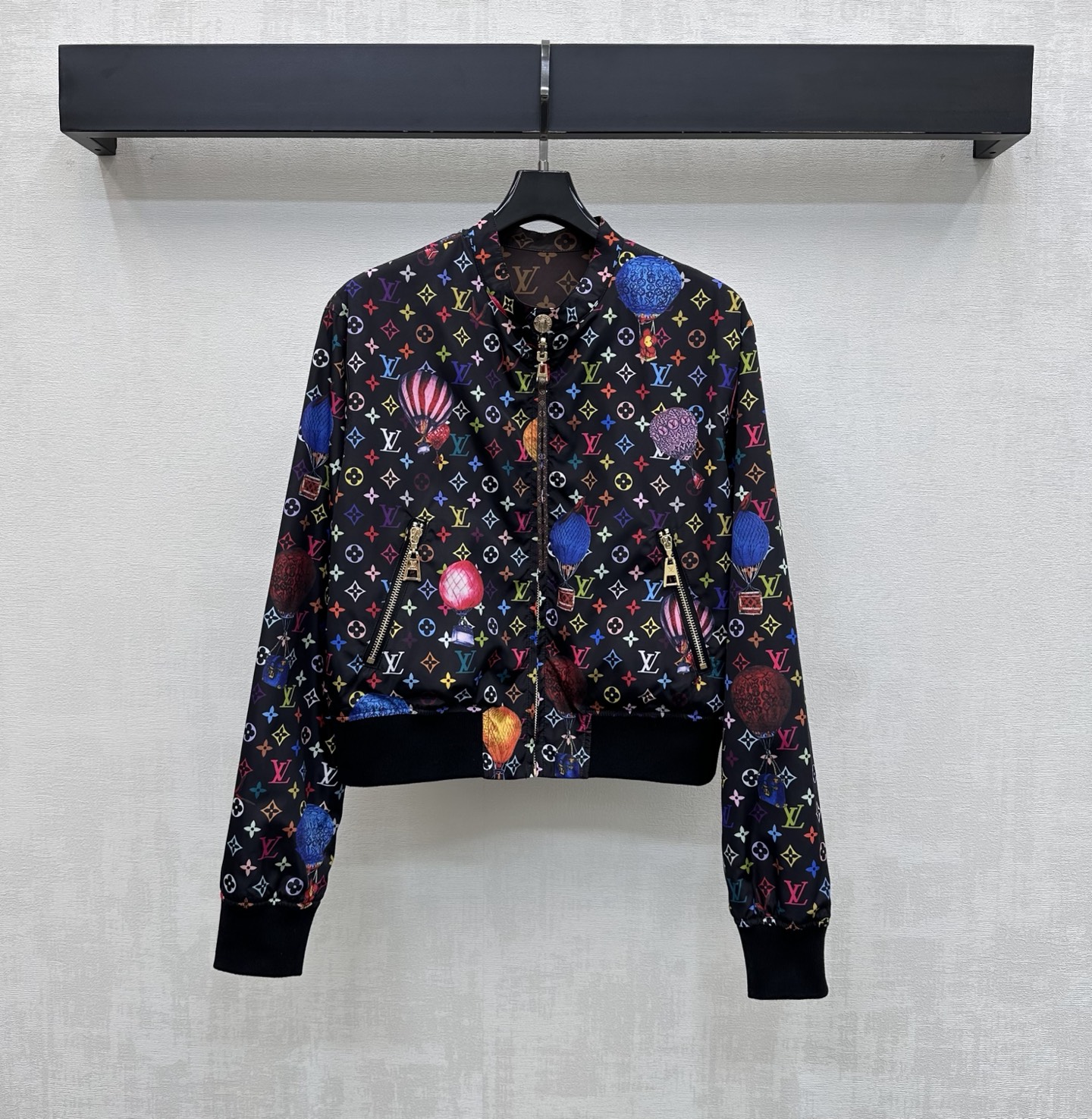 NO:808823,Louis Vuitto*2026 new products are on the shelves. Double-sided jackets are made of YB imported nylon material. Breathable and comfortable, full of texture. Follow the reversible version design. One side is covered with the iconic four-leaf clover letter element. One side is fully printed with colorful logo printing and hot air balloon patterns to highlight the brand tone. It is equipped with classic zipper and leather buckle adjustment processing. The cuff hem is tightened with contrasting thread elasticity to add layering to the look. Fully reflect the relaxed and fashionable charm of the outfit. Development of surface accessories  Stand collar jacket tailoring, casual and fashionable, high version 2 colors,,louis vuitton,jackets & coats,jackets & coats,19860909Louis Vuitto*2026新品上架 双面夹克外套定制YB进口尼龙材质 透气舒适 质感十足 沿用两面穿版型设计 一面满铺标志性四叶草字母元素 一面满印彩色徽标印花与热气球图案结合 彰显品牌调性 搭配经典拉链皮扣调节处理 袖口下摆撞色螺纹弹力收紧 增添造型层次感 充分体现穿搭松弛与时尚魅力 面辅料开发 立领夹克外套剪裁 随意外搭出彩时髦 高版本2色,,louis vuitton,jackets & coats,jackets & coats,,Women's clothing