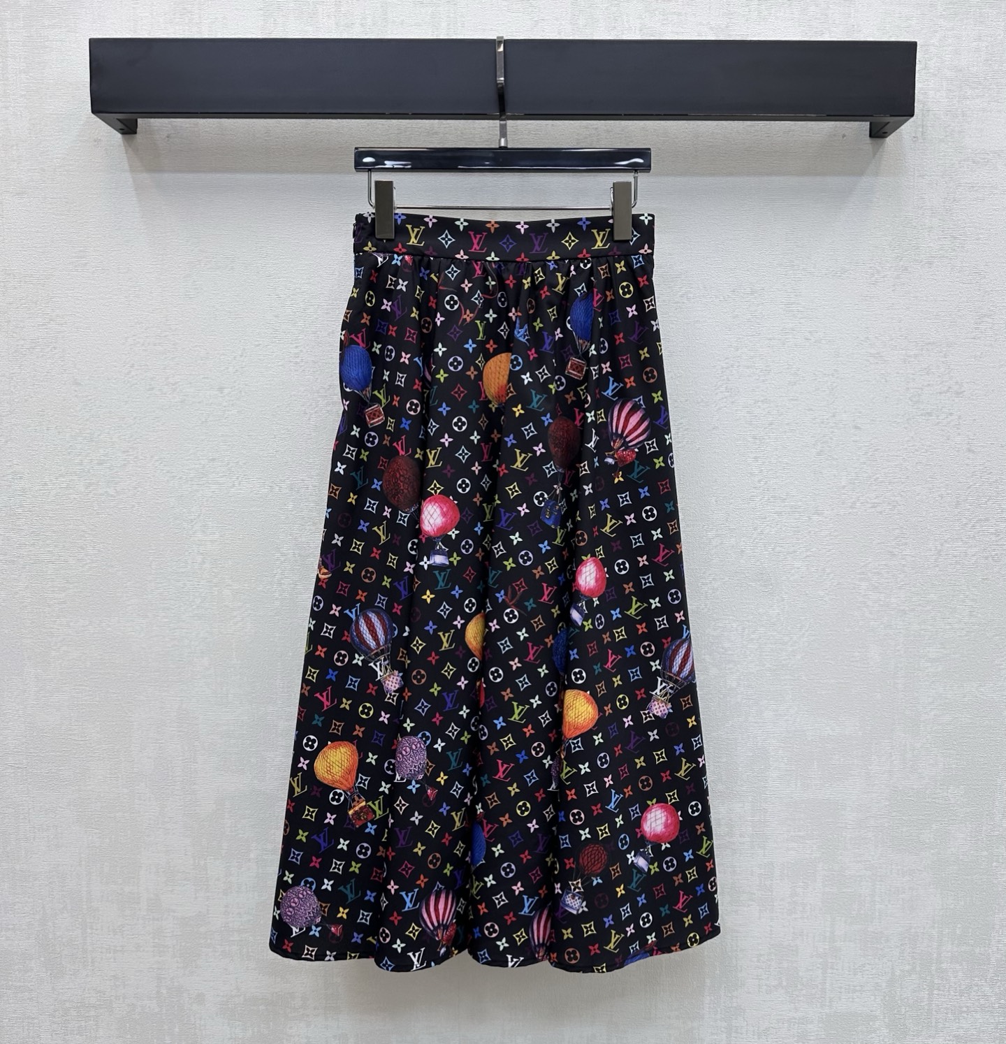 NO:808841,Louis Vuitto*2026 new products are on the shelves. Printed pleated skirt is made of YB imported twill silk. It is drapey, breathable and comfortable, showing a retro and fashionable style. The whole body is printed with colorful hot air balloon prints and the iconic four-leaf clover letter color logo elements are combined to highlight the brand's tone. It is designed with a micro-A pleated umbrella skirt to add layering to the look. The upper body is full of French style. The development of surface accessories. High-waisted pleated skirt tailoring. Can be matched with shirts of the same series.  Easily manage high-end fashionable outfits for commuting and vacation. High version 2 colors, Louis Vuitton, skirts,19860909Louis Vuitto*2026新品上架印花压褶半裙定制YB进口斜纹绸材质 垂顺透气舒适 呈现复古时髦风情 通体满印彩色热气球印花图案标志性四叶草字母彩色徽标元素结合 彰显品牌调性 配合微A字压褶伞状裙摆设计 增添造型层次感 上身充满法式风情气息 面辅料开发 高腰压褶半裙剪裁 可搭配同系列衬衣 通勤度假轻松驾驭高级时髦穿搭 高版本2色,,louis vuitton,skirts,,Women's clothing