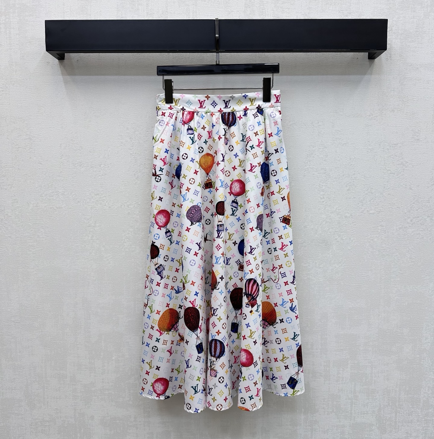 NO:808818,Louis Vuitto*2026 new products are on the shelves. Printed pleated skirt is made of YB imported twill silk. It is drapey, breathable and comfortable, showing a retro and fashionable style. The whole body is printed with colorful hot air balloon prints and the iconic four-leaf clover letter color logo elements are combined to highlight the brand's tone. It is designed with a micro-A pleated umbrella skirt to add layering to the look. The upper body is full of French style. The development of surface accessories. High-waisted pleated skirt tailoring. Can be matched with shirts of the same series.  Easily manage high-end fashionable outfits for commuting and vacation. High version 2 colors, Louis Vuitton, skirts,19860909Louis Vuitto*2026新品上架印花压褶半裙定制YB进口斜纹绸材质 垂顺透气舒适 呈现复古时髦风情 通体满印彩色热气球印花图案标志性四叶草字母彩色徽标元素结合 彰显品牌调性 配合微A字压褶伞状裙摆设计 增添造型层次感 上身充满法式风情气息 面辅料开发 高腰压褶半裙剪裁 可搭配同系列衬衣 通勤度假轻松驾驭高级时髦穿搭 高版本2色,,louis vuitton,skirts,,Women's clothing