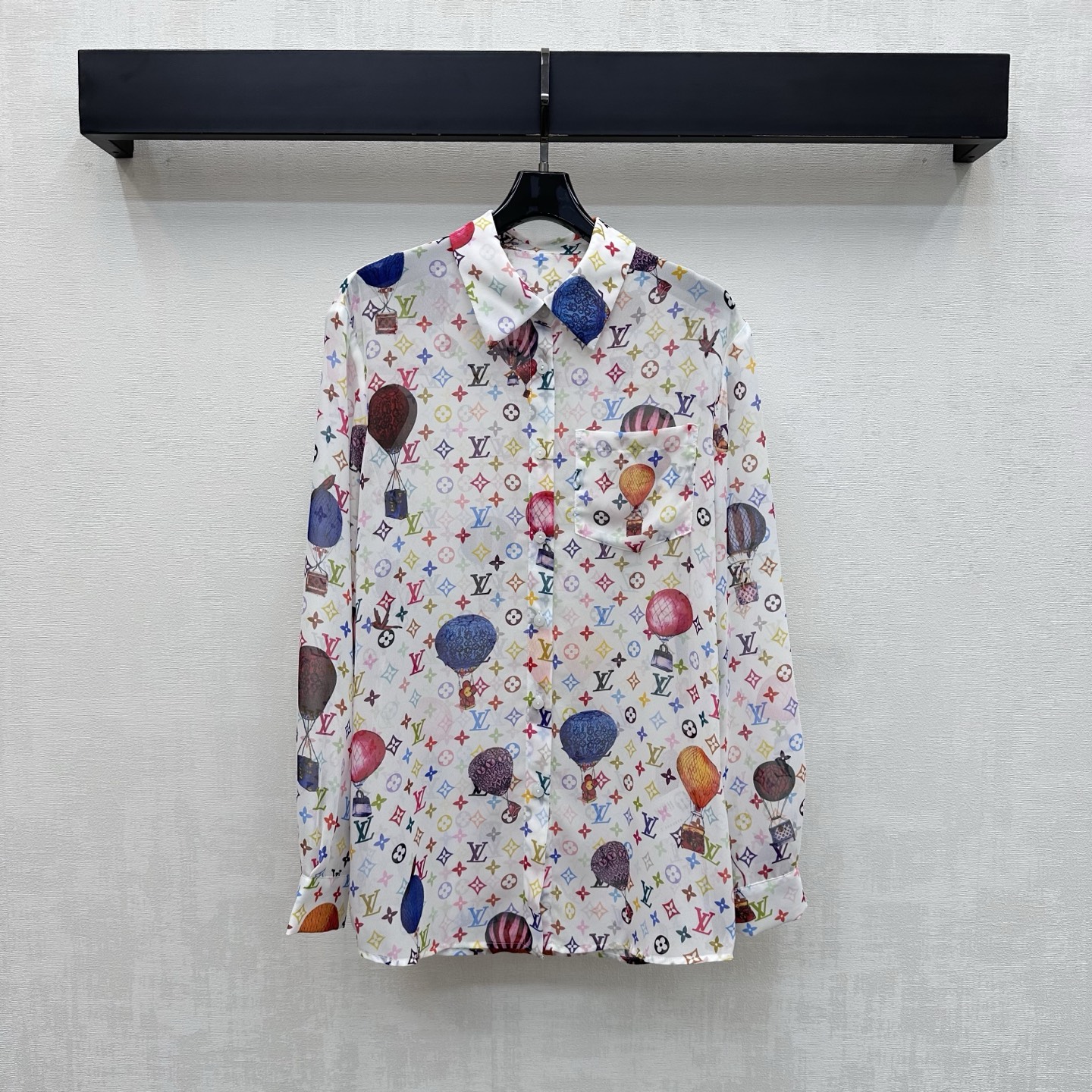 NO:808844,Louis Vuitto*2026 New Arrival Printed Tulle Shirt Customized YB imported sheer material Breathable, comfortable and skin-friendly Presenting a retro and fashionable style The whole body is printed with colorful hot air balloon prints The iconic four-leaf clover letter color logo elements are combined to highlight the brand tone Decorated with a placket button adjustment design and one-sided pocket decoration on the chest to add layering to the look Surface accessories development Lapel long-sleeved shirt tailoring Can be paired with skirts from the same series for a complete set of high-end fashion  High version 2 colors,,louis vuitton,skirts,shirts,19860909Louis Vuitto*2026新品上架印花薄纱衬衣定制YB进口透纱材质 透气舒适亲肤 呈现复古时髦风情 通体满印彩色热气球印花图案标志性四叶草字母彩色徽标元素结合 彰显品牌调性 饰以开襟纽扣调节设计配合胸前单侧口袋装饰 增添造型层次感 面辅料开发 翻领长袖衬衫剪裁 可搭配同系列半裙 成套穿搭高级时髦 高版本2色,,louis vuitton,skirts,shirts,,Women's clothing