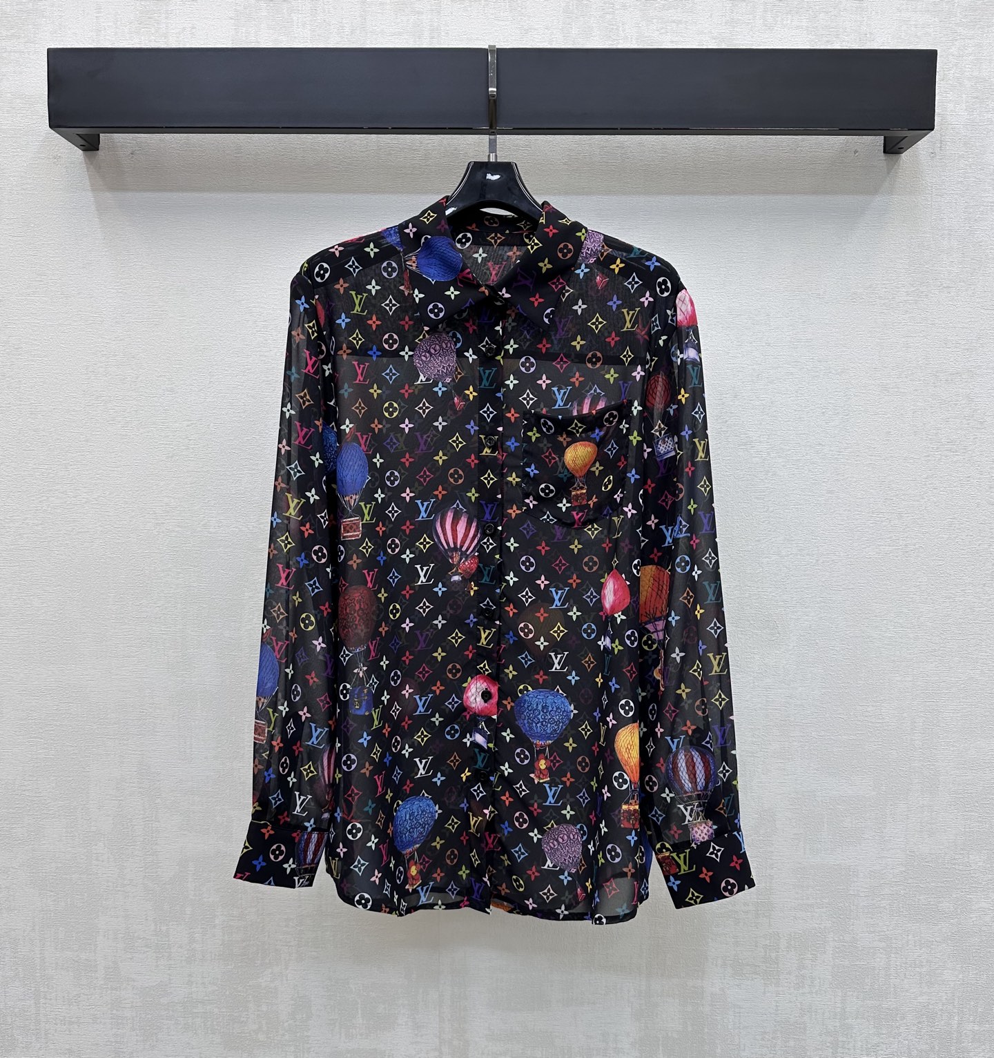 NO:808835,Louis Vuitto*2026 New Arrival Printed Tulle Shirt Customized YB imported sheer material Breathable, comfortable and skin-friendly Presenting a retro and fashionable style The whole body is printed with colorful hot air balloon prints The iconic four-leaf clover letter color logo elements are combined to highlight the brand tone Decorated with a placket button adjustment design and one-sided pocket decoration on the chest to add layering to the look Surface accessories development Lapel long-sleeved shirt tailoring Can be paired with skirts from the same series for a complete set of high-end fashion  High version 2 colors,,louis vuitton,skirts,shirts,19860909Louis Vuitto*2026新品上架印花薄纱衬衣定制YB进口透纱材质 透气舒适亲肤 呈现复古时髦风情 通体满印彩色热气球印花图案标志性四叶草字母彩色徽标元素结合 彰显品牌调性 饰以开襟纽扣调节设计配合胸前单侧口袋装饰 增添造型层次感 面辅料开发 翻领长袖衬衫剪裁 可搭配同系列半裙 成套穿搭高级时髦 高版本2色,,louis vuitton,skirts,shirts,,Women's clothing