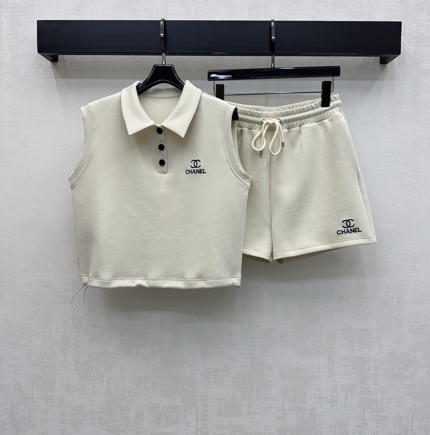 NO:808799,Chane*2026 New Arrival Lapel Vest Shorts Set Customized YB Imported Cotton Material High-Quality Texture Comfortable Glossy Cutting Smooth and Smooth The Half-Platform Button Adjustment Hem Drawstring Design Adds Layering to the Style Simple and Elegant The Chest Is Decorated with Iconic Letters Embroidery Logo Decoration The Details Echo Up and Down Highlighting the Brand Tonality Development of Surface Accessories Lapel Vest High Waist Drawstring Shorts Tailored The Complete Set Highlights the Fashionable Style High Version 36 38  40,,chanel,shorts,19860909Chane*2026新品上架翻领背心短裤套装定制YB进口棉纶材质 质感上乘 光泽舒适 裁剪垂顺流畅 沿用半开襟纽扣调节下摆抽绳设计 增添造型层次感 简约大气 胸口点缀标志性字母刺绣徽标装饰 细节上下呼应 彰显品牌调性 面辅料开发 翻领背心高腰抽绳短裤剪裁 成套穿搭突出时髦风格  高版本36 38 40,,chanel,shorts,,Women's clothing