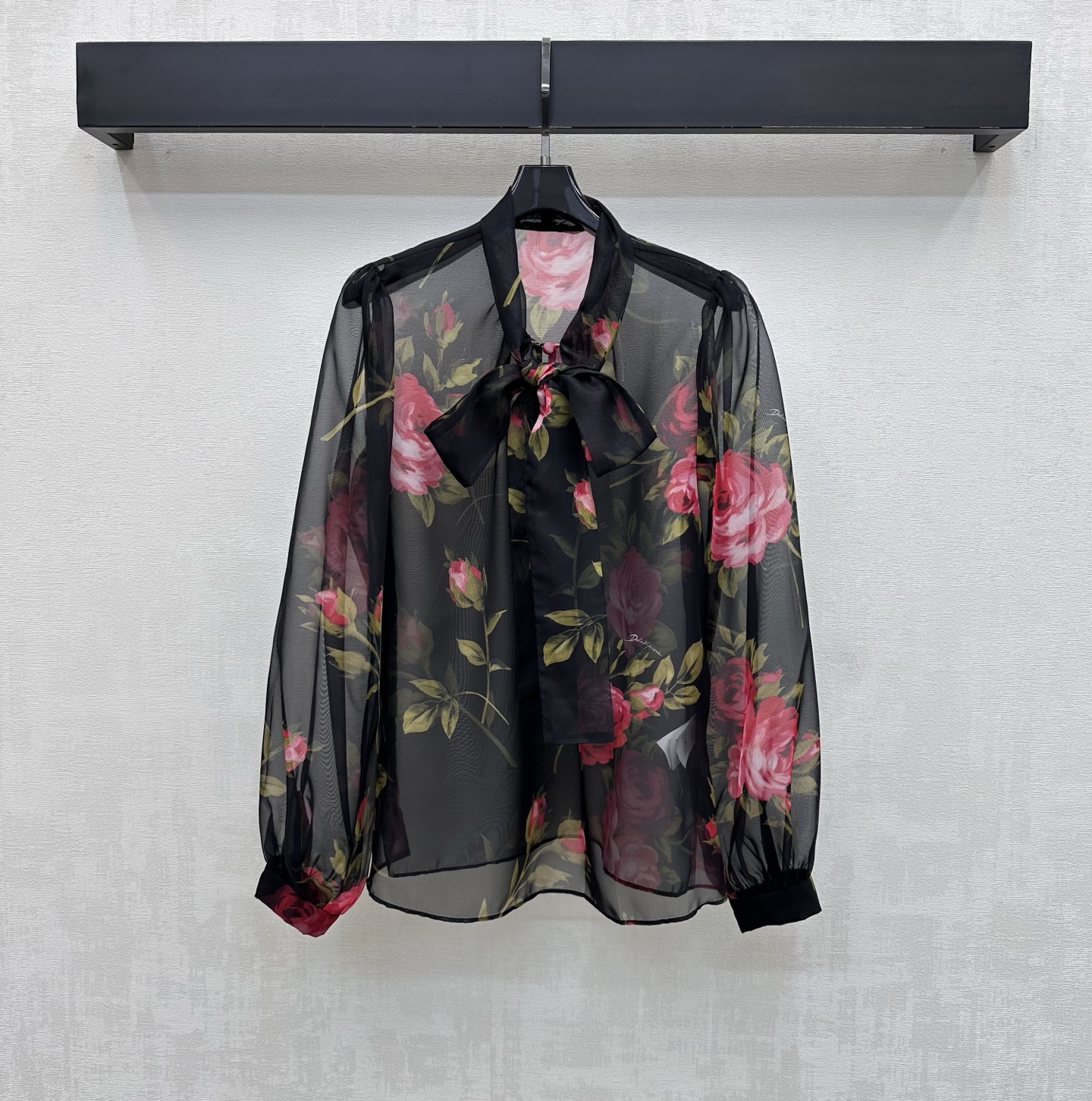 NO:808824,DG*2026 new arrival silk printed lace-up shirt, custom-made YB imported mulberry silk material, light and slightly translucent, texture and luster, the collar edge is made with streamer bow technology, with hollow half placket button adjustment design, adding layering to the look, full-body contrasting bright flower pattern, rich visual impact, highlighting the brand tonality, development of surface accessories, lace-up long-sleeved shirt tailoring, can be paired with the same series of skirts, complete set with high-end temperament  High version,,skirts,shirts,real silk,19860909DG*2026新品上架真丝印花系带衬衫定制YB进口桑蚕丝材质 轻薄微透 质感光泽 领边沿用飘带蝴蝶结工艺制作 配合镂空半开襟纽扣调节设计 增添造型层次感 通体满印撞色鲜艳花朵图案 丰富视觉冲击力 彰显品牌调性 面辅料开发 系带长袖衬衫剪裁 可搭配同系列半裙 成套穿搭高级气质  高版本,,skirts,shirts,real silk,,Women's clothing