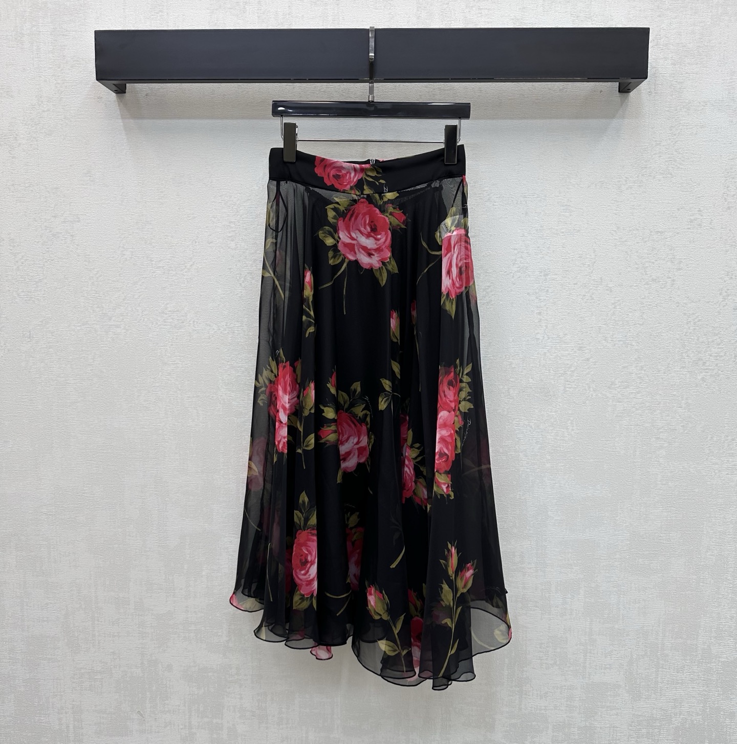 NO:808830,DG*2026 new arrival silk printed irregular skirt, custom-made YB imported mulberry silk material, light and slightly translucent, textured and glossy, uses removable button double-layer structure to prevent light leakage, combined with irregular pleated skirt cutting design to add layering to the look. Contrasting bright flower patterns are printed all over the body to enrich the visual impact and highlight the brand tone. Development of surface accessories. High-waisted pleated skirt tailoring. Can be paired with shirts from the same series. Complete set with high-end temperament.  High version,,skirts,shirts,real silk,19860909DG*2026新品上架真丝印花不规则半裙定制YB进口桑蚕丝材质 轻薄微透 质感光泽 沿用可拆卸纽扣双层结构防走光内衬处理 配合不规则压褶裙摆裁剪设计 增添造型层次感 通体满印撞色鲜艳花朵图案 丰富视觉冲击力 彰显品牌调性 面辅料开发 高腰压褶半裙剪裁 可搭配同系列衬衫 成套穿搭高级气质 高版本,,skirts,shirts,real silk,,Women's clothing