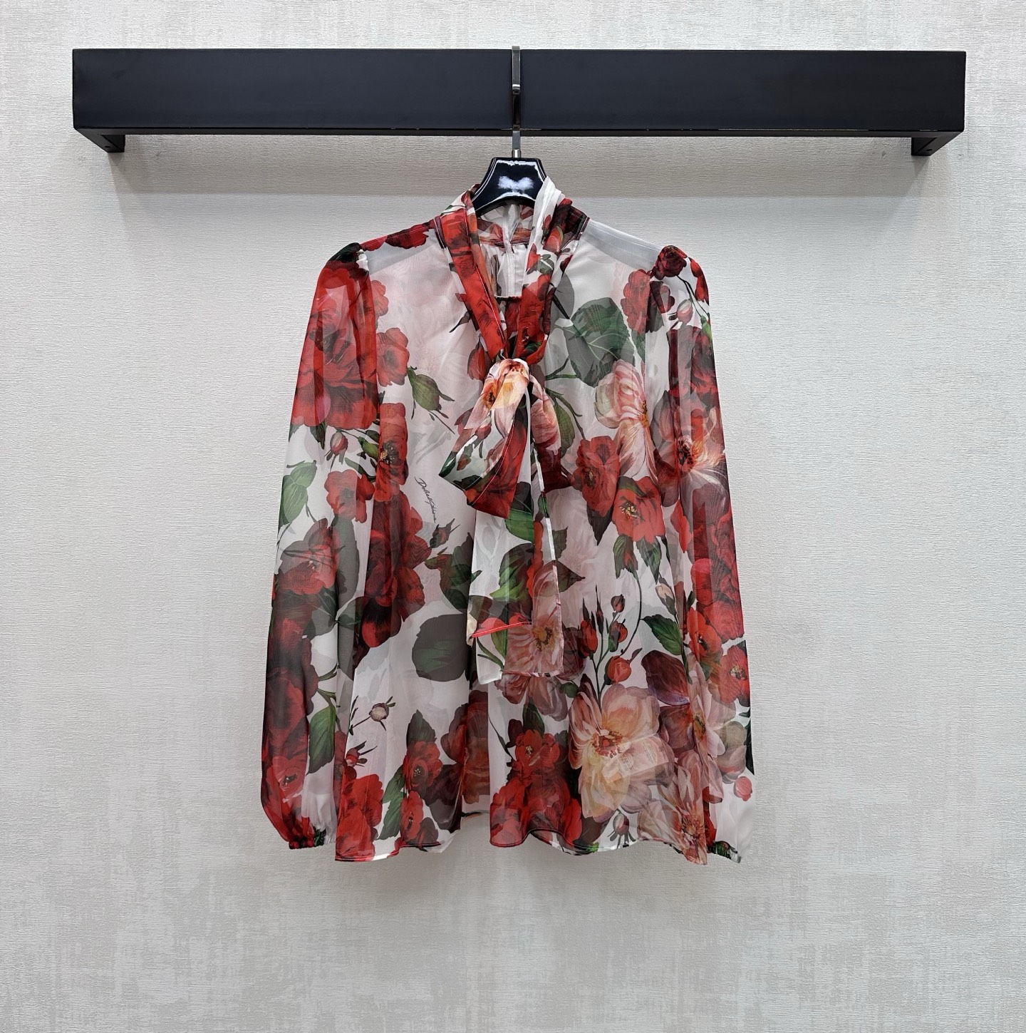 NO:808828,DG*2026 new arrival silk printed lace-up shirt, custom-made YB imported mulberry silk material, light and slightly translucent, texture and luster, the collar edge is made with ribbon bow technology, adding layering to the look, the whole body is printed with bright flower patterns in contrasting colors, rich visual impact, highlighting the brand tonality, development of surface accessories, lace-up long-sleeved shirt tailoring, can be matched with skirts from the same series, complete set with high-end temperament, high version 2 colors, skirts, shirts, real silk,19860909DG*2026新品上架真丝印花系带衬衫定制YB进口桑蚕丝材质 轻薄微透 质感光泽 领边沿用飘带蝴蝶结工艺制作 增添造型层次感 通体满印撞色鲜艳花朵图案 丰富视觉冲击力 彰显品牌调性 面辅料开发 系带长袖衬衫剪裁 可搭配同系列半裙 成套穿搭高级气质  高版本2色,,skirts,shirts,real silk,,Women's clothing