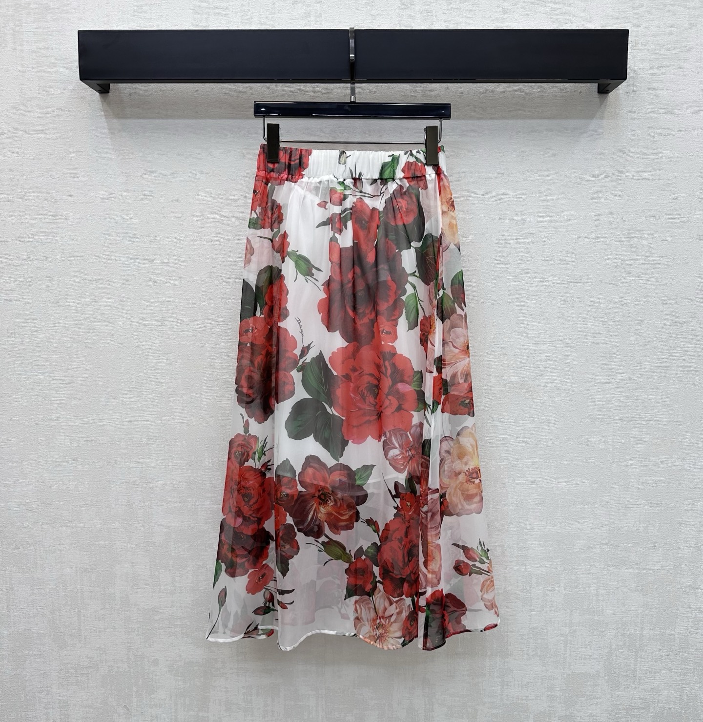 NO:808831,DG*2026 new products are on the shelves. Silk printed double-layer skirt is made of custom-made YB imported mulberry silk material. It is light and slightly translucent. It has a glossy texture. It adopts the double-layer structure design of detachable buttons. It is equipped with anti-exposure lining treatment to add layering to the look. The whole body is printed with contrasting bright flower patterns to enrich the visual impact and highlight the brand tone. Development of surface accessories. High-waist pleated skirt tailoring. Can be paired with shirts from the same series. Complete set with high-end temperament.  High version 2 colors,skirts,shirts,real silk,19860909DG*2026新品上架真丝印花双层半裙定制YB进口桑蚕丝材质 轻薄微透 质感光泽 沿用可拆卸纽扣双层结构设计 配合防走光内衬处理 增添造型层次感 通体满印撞色鲜艳花朵图案 丰富视觉冲击力 彰显品牌调性 面辅料开发 高腰压褶半裙剪裁 可搭配同系列衬衫 成套穿搭高级气质  高版本2色,,skirts,shirts,real silk,,Women's clothing
