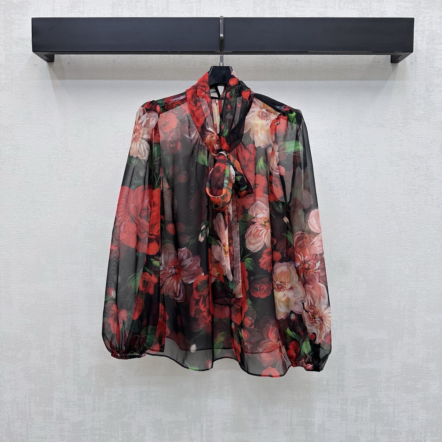 NO:808819,DG*2026 new arrival silk printed lace-up shirt, custom-made YB imported mulberry silk material, light and slightly translucent, texture and luster, the collar edge is made with ribbon bow technology, adding layering to the look, the whole body is printed with bright flower patterns in contrasting colors, rich visual impact, highlighting the brand tonality, development of surface accessories, lace-up long-sleeved shirt tailoring, can be matched with skirts from the same series, complete set with high-end temperament, high version 2 colors, skirts, shirts, real silk,19860909DG*2026新品上架真丝印花系带衬衫定制YB进口桑蚕丝材质 轻薄微透 质感光泽 领边沿用飘带蝴蝶结工艺制作 增添造型层次感 通体满印撞色鲜艳花朵图案 丰富视觉冲击力 彰显品牌调性 面辅料开发 系带长袖衬衫剪裁 可搭配同系列半裙 成套穿搭高级气质  高版本2色,,skirts,shirts,real silk,,Women's clothing