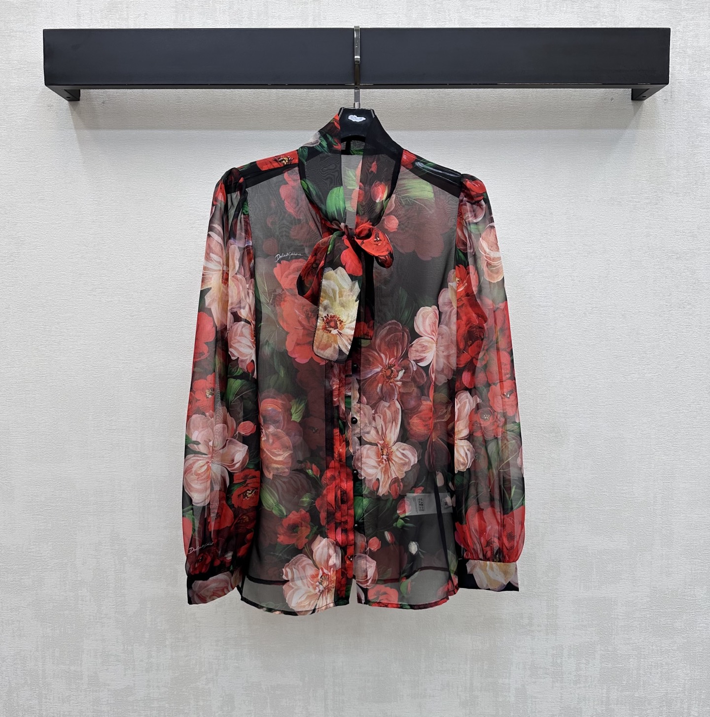 NO:808837,DG*2026 new arrival silk printed cardigan shirt, custom-made YB imported mulberry silk material, light and slightly translucent, texture and luster, the collar edge is made with ribbon bow technology, and the design is adjusted with the cardigan button to add layering to the look. The whole body is printed with contrasting bright flower patterns, which enriches the visual impact and highlights the brand's tone. Development of surface accessories. Tailored lace-up cardigan shirt. Can be paired with skirts from the same series. Complete set with high-end temperament.  High version 2 colors,skirts,shirts,real silk,19860909DG*2026新品上架真丝印花开襟衬衣定制YB进口桑蚕丝材质 轻薄微透 质感光泽 领边沿用飘带蝴蝶结工艺制作 配合开襟纽扣调节设计 增添造型层次感 通体满印撞色鲜艳花朵图案 丰富视觉冲击力 彰显品牌调性 面辅料开发 系带开襟衬衫剪裁 可搭配同系列半裙 成套穿搭高级气质  高版本2色,,skirts,shirts,real silk,,Women's clothing