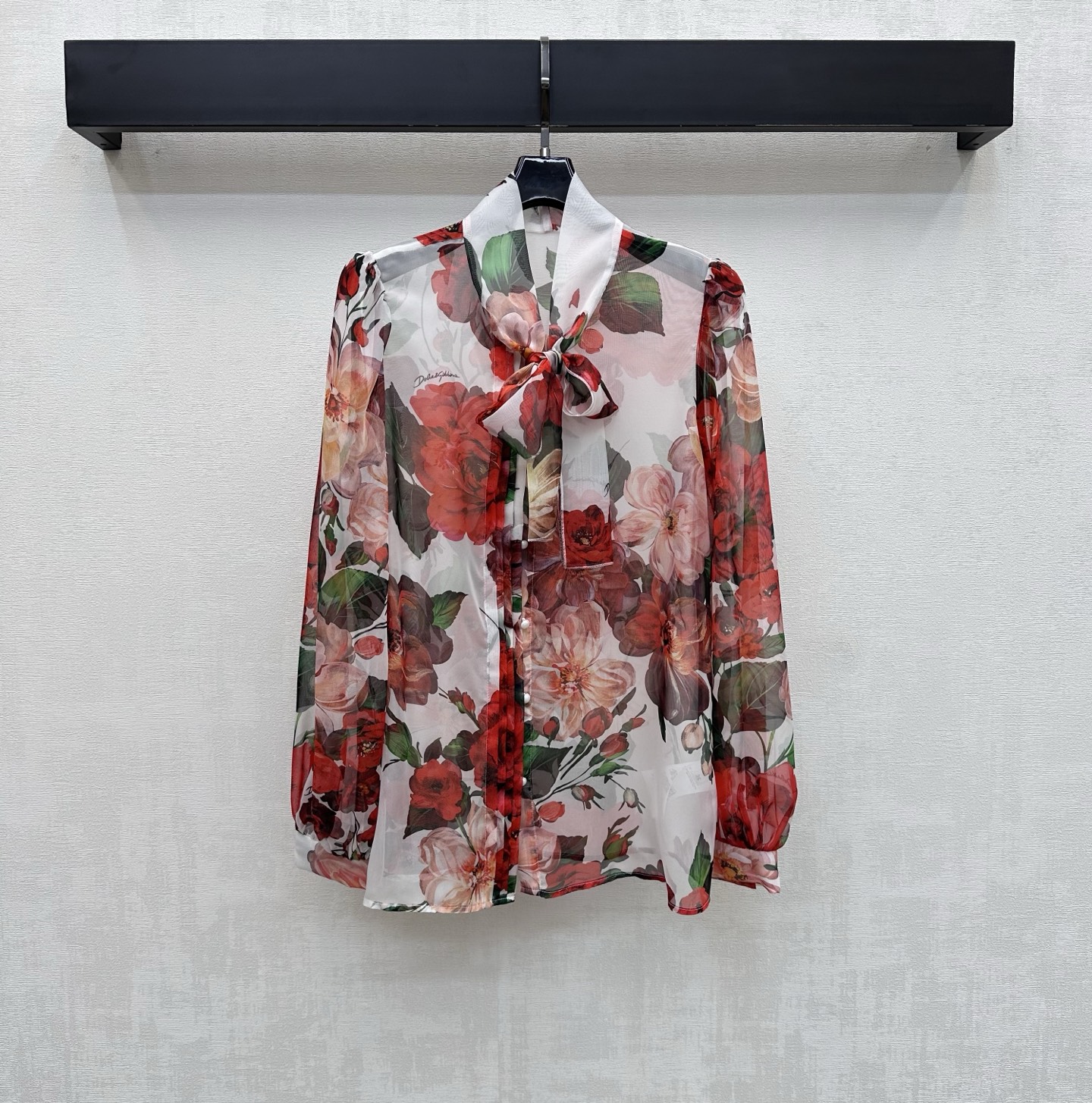 NO:808843,DG*2026 new arrival silk printed cardigan shirt, custom-made YB imported mulberry silk material, light and slightly translucent, texture and luster, the collar edge is made with ribbon bow technology, and the design is adjusted with the cardigan button to add layering to the look. The whole body is printed with contrasting bright flower patterns, which enriches the visual impact and highlights the brand's tone. Development of surface accessories. Tailored lace-up cardigan shirt. Can be paired with skirts from the same series. Complete set with high-end temperament.  High version 2 colors,skirts,shirts,real silk,19860909DG*2026新品上架真丝印花开襟衬衣定制YB进口桑蚕丝材质 轻薄微透 质感光泽 领边沿用飘带蝴蝶结工艺制作 配合开襟纽扣调节设计 增添造型层次感 通体满印撞色鲜艳花朵图案 丰富视觉冲击力 彰显品牌调性 面辅料开发 系带开襟衬衫剪裁 可搭配同系列半裙 成套穿搭高级气质  高版本2色,,skirts,shirts,real silk,,Women's clothing