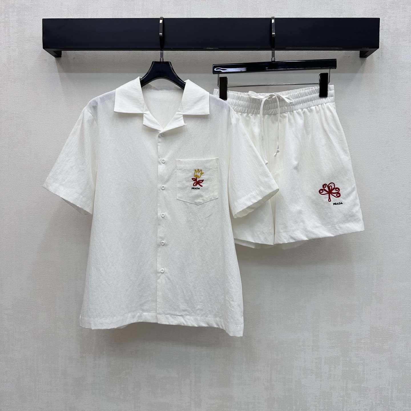 NO:808726,Prad*2026 new arrivals embroidered logo shirt shorts suit customized YB imported twill cotton material, fine texture, crisp and stylish, lapel placket button adjustment design, adding layering to the look. The chest pocket is embellished with the iconic letter embroidered logo logo decoration, which echoes the same details on the side of the trouser legs, highlighting the brand tone. Full of French manor resort feel, loose silhouette, fashionable and soft. Development of surface accessories. Lapel short-sleeved shirt, drawstring shorts cut, easy to wear for commuting and vacation, giving a sense of style.  High version,,prada,shorts,shirts,T-shirt,19860909Prad*2026新品上架刺绣徽标衬衣短裤套装定制YB进口斜纹全棉材质 质感细腻 挺括有型 翻领版型开襟纽扣调节设计 增添造型层次感 胸前口袋点缀标志性字母刺绣徽标标识装饰与裤腿侧同样细节呼应 彰显品牌调性 法式庄园度假感十足 宽松廓形时尚柔美 面辅料开发 翻领短袖衬衫抽绳短裤剪裁 通勤度假轻松穿搭出洋气感  高版本,,prada,shorts,shirts,T-shirt,,Women's clothing