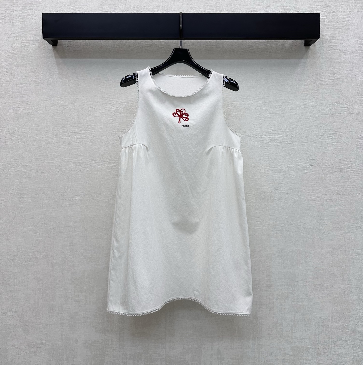 NO:808720,Prad*2026 New Arrivals Embroidered Logo Tank Top Customized YB Imported Twill Cotton Material Delicate Texture, Crisp and Stylish The whole body is designed with wavy hollow lace splicing to add layering to the look. The iconic letter embroidered logo logo is embellished in the center of the chest to highlight the brand tone. Full of French manor vacation feel. Loose silhouette is fashionable and soft. Development of surface accessories. Round neck tank top cut. Easy to wear for commuting and vacation, giving a sense of style.  High version,,prada,skirts,19860909Prad*2026新品上架刺绣徽标背心裙定制YB进口斜纹全棉材质 质感细腻 挺括有型 通体沿用波浪镂空花边拼接设计 增添造型层次感 胸前居中点缀标志性字母刺绣徽标标识装饰 彰显品牌调性 法式庄园度假感十足 宽松廓形时尚柔美 面辅料开发 圆领背心裙剪裁 通勤度假轻松穿搭出洋气感  高版本,,prada,skirts,,Women's clothing