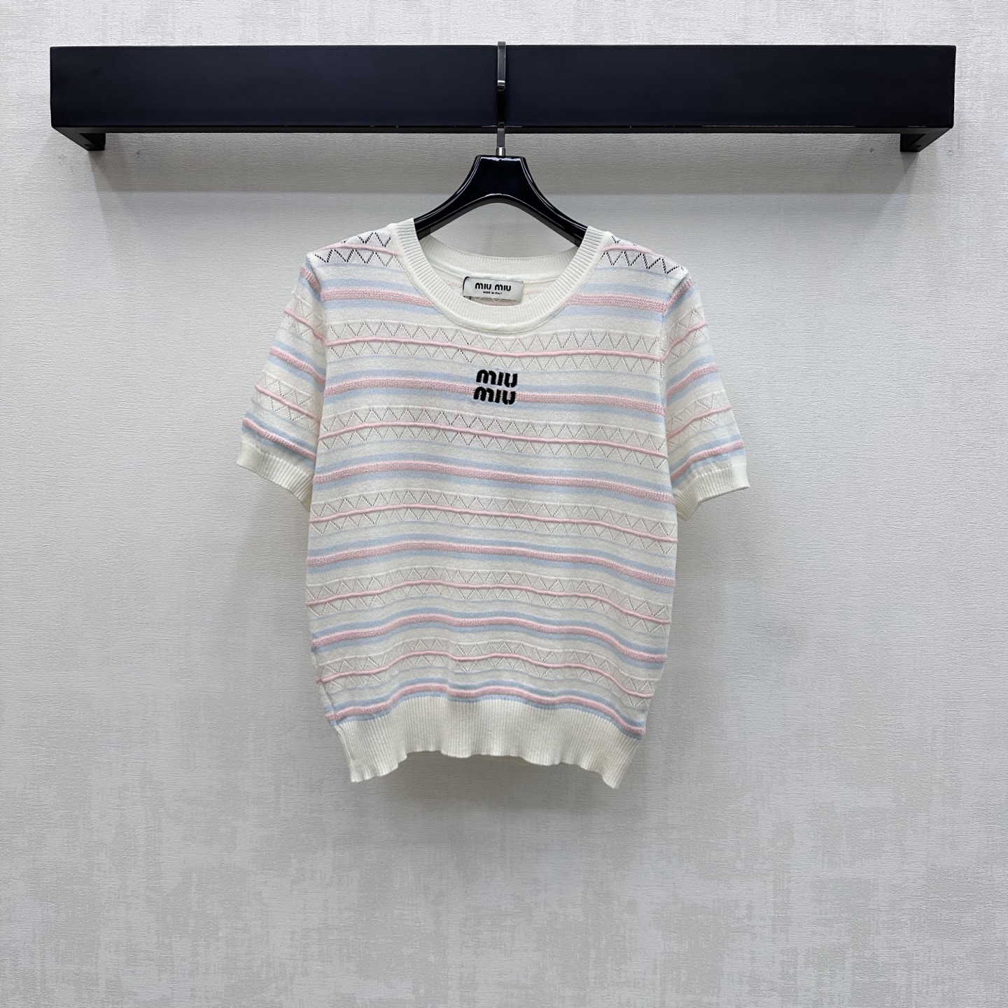 NO:829213,Miumi*2026 new products are on the shelves. Round neck striped short-sleeved knitted custom YB imported blended wool material. The texture is fine and soft, breathable and skin-friendly. The whole body is made of three-dimensional thick and thin bundles with wavy texture design to add layering to the shape. The iconic embroidered letter logo decoration on the chest highlights the brand tone and creates an Italian youthful and energetic atmosphere. Surface accessories development. Round neck short-sleeved top tailoring. Casual matching for daily commuting and appointments. Exquisite and high-end. High version, miumiu, T-shirt,19860909Miumi*2026新品上架圆领条纹短袖针织定制YB进口混纺羊毛材质 质地细腻柔软 透气亲肤 通体采用立体粗细捆条配合波浪纹肌理设计 增添造型层次感 胸前点缀标志性刺绣字母徽标装饰 彰显品牌调性 打造意式青春活力气息 面辅料开发 圆领短袖上衣剪裁 日常通勤约会随意搭配穿搭精致高级 高版本,,miumiu,T-shirt,,Women's clothing