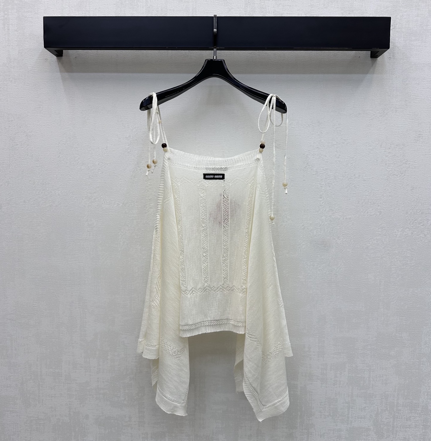 NO:829202,Miumi*2026 new arrivals, lace-up hollow knitted camisole, custom-made YB imported wool blended yarn material, fine and soft texture, breathable and skin-friendly, beaded laces along the neckline to adjust the shoulder position, irregular hem cutting design, adding layering to the look, exquisite hollow texture throughout the body and iconic letter logo decoration in the center of the chest, highlighting the brand tonality, creating a French romantic girly atmosphere, development of surface accessories, irregular halter top cutting  Casual matching for daily commuting and dating, exquisite and high-end high version,,miumiu,19860909Miumi*2026新品上架系带镂空针织吊带衫定制YB进口羊毛混纺纱线材质 质地细腻柔软 透气亲肤 领口沿用珠串系带调节肩位处理不规则下摆裁剪设计 增添造型层次感 通体精致镂空纹理配合胸前居中标志性字母徽标装饰 彰显品牌调性 打造法式浪漫少女气息 面辅料开发 不规则吊带上衣剪裁 日常通勤约会随意搭配穿搭精致高级 高版本,,miumiu,,Women's clothing