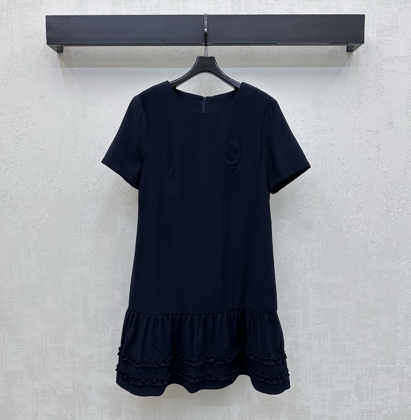 NO:808789,Dio*2026 new product launch embroidered logo dress customized YB imported cotton material, textured, shiny and draped, using double-layer pleated lace skirt cutting design to add layering to the look. Iconic embroidered letter logo decoration on the chest highlights the brand tone. Simple, high-end and durable, showing casual dressing style. Surface accessories development. Round neck short-sleeved shirt dress tailoring. Fashionable and stylish for commuting and dating. High version 2 colors, dior, skirts, T-shirt,19860909Dio*2026新品上架刺绣徽标连衣裙定制YB进口棉纶材质 质感光泽垂顺有型 沿用双层褶皱花边裙摆裁剪设计 增添造型层次感 胸口点缀标志性刺绣字母徽标装饰 彰显品牌调性 简约高级耐看呈现随性穿搭风格 面辅料开发 圆领短袖衬衣裙剪裁 通勤约会穿搭时髦洋气  高版本2色,,dior,skirts,T-shirt,,Women's clothing
