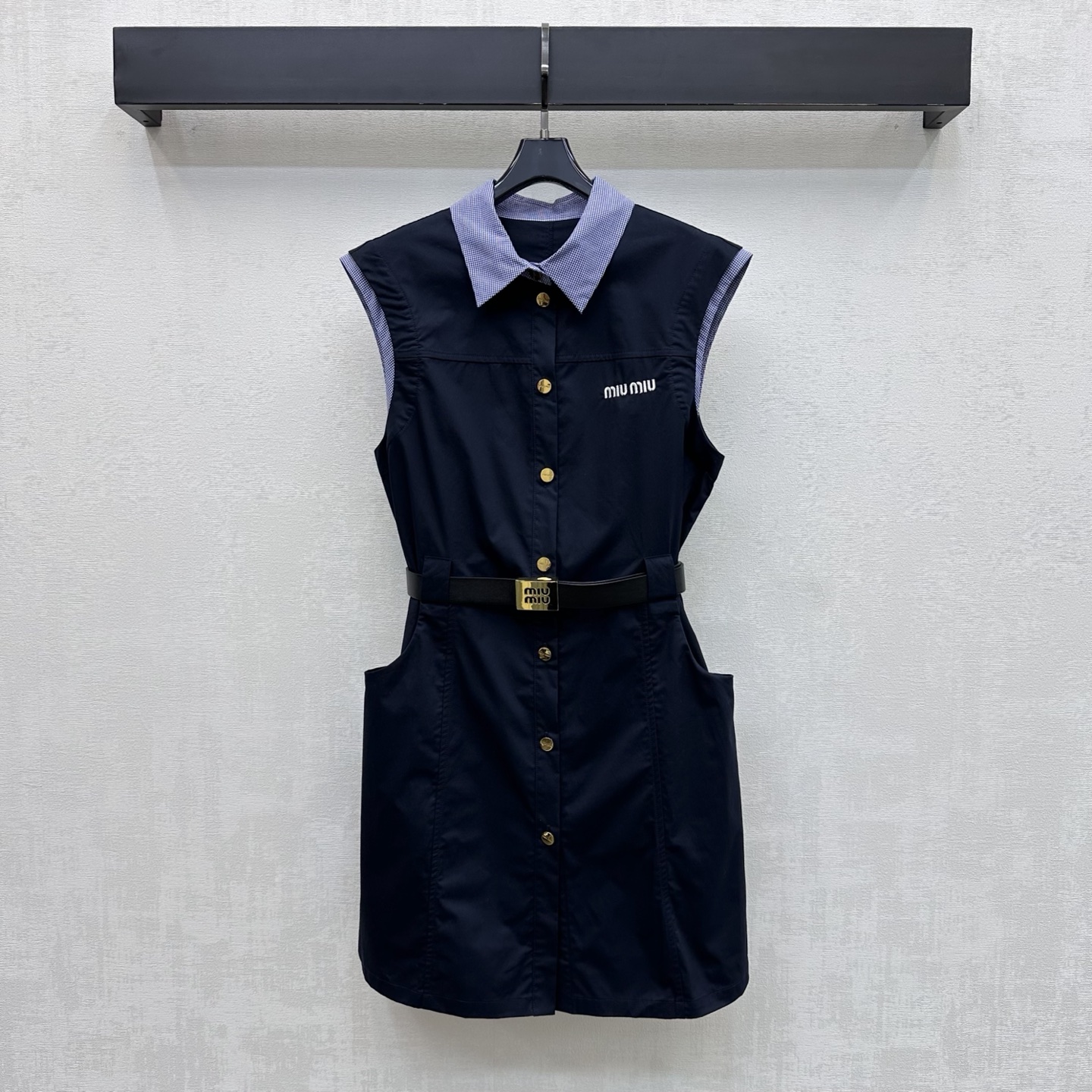 NO:822598,Miumi*2026 New Arrival Plaid Collar Belt Tank Top Customized YB imported cotton material. The texture is shiny and draped. The collar cuffs are designed with spliced plaid elements. The leather belt waist design is adjusted with metal buttons to adjust the letter buckle to add layering to the look. The chest is embellished with the iconic letter embroidery logo decoration to highlight the brand tone. With large-capacity pockets on both sides, neat tailoring design. Simple, high-end and durable, presenting a casual style. Surface accessories development. Lapel tank skirt tailoring  Stylish and stylish outfits for commuting and dating. High version 2 colors, miumiu, skirts,19860909Miumi*2026新品上架格纹领腰带背心裙定制YB进口棉纶材质 质感光泽垂顺有型 领边袖口沿用拼接格纹元素设计 配合开襟金属纽扣调节字母扣皮革腰带收腰设计 增添造型层次感 胸口点缀标志性字母刺绣徽标装饰 彰显品牌调性 配合两侧大容量口袋利落裁剪设计 简约高级耐看呈现随性穿搭风格 面辅料开发 翻领背心裙剪裁 通勤约会穿搭时髦洋气  高版本2色,,miumiu,skirts,,Women's clothing