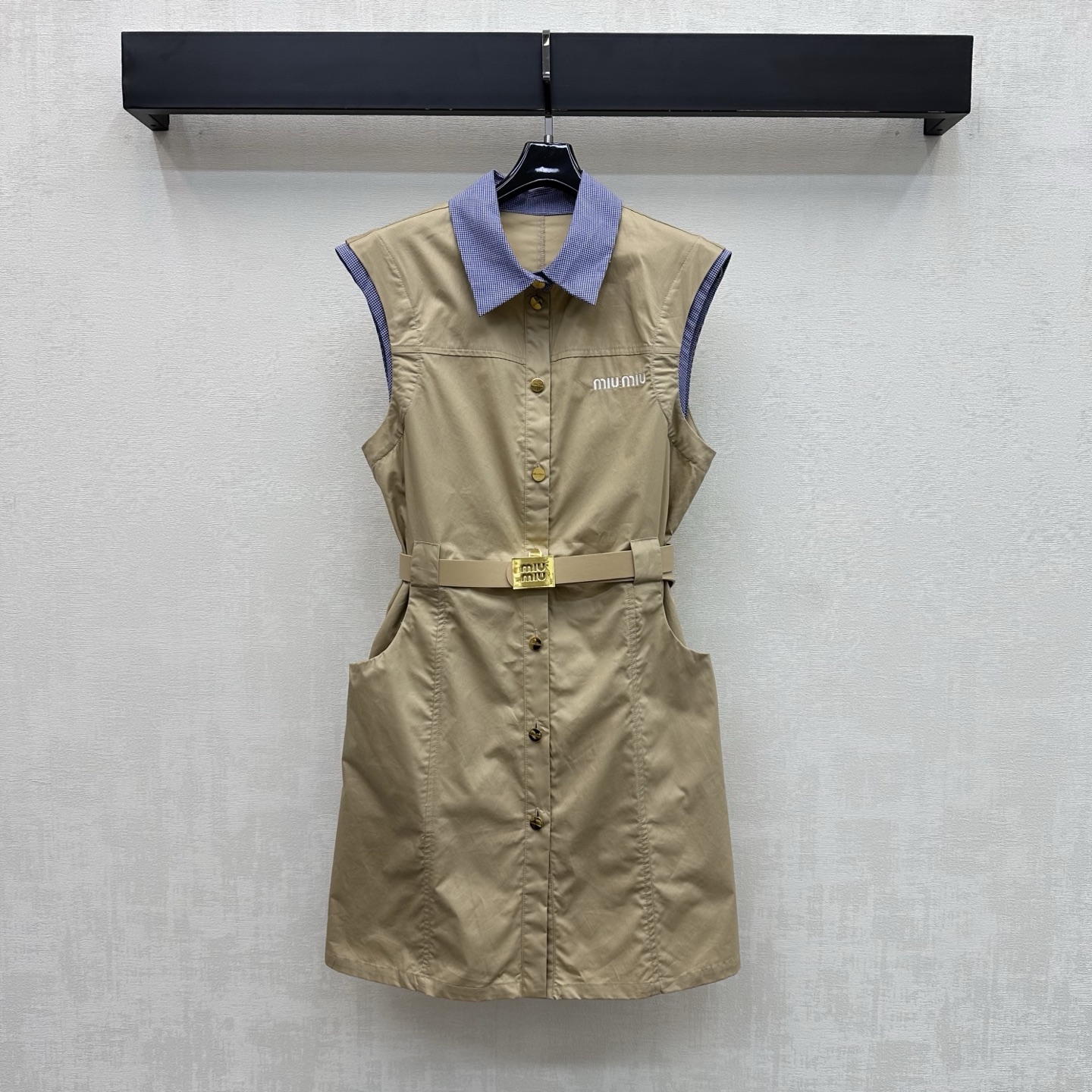 NO:822610,Miumi*2026 New Arrival Plaid Collar Belt Tank Top Customized YB imported cotton material. The texture is shiny and draped. The collar cuffs are designed with spliced plaid elements. The leather belt waist design is adjusted with metal buttons to adjust the letter buckle to add layering to the look. The chest is embellished with the iconic letter embroidery logo decoration to highlight the brand tone. With large-capacity pockets on both sides, neat tailoring design. Simple, high-end and durable, presenting a casual style. Surface accessories development. Lapel tank skirt tailoring  Stylish and stylish outfits for commuting and dating. High version 2 colors, miumiu, skirts,19860909Miumi*2026新品上架格纹领腰带背心裙定制YB进口棉纶材质 质感光泽垂顺有型 领边袖口沿用拼接格纹元素设计 配合开襟金属纽扣调节字母扣皮革腰带收腰设计 增添造型层次感 胸口点缀标志性字母刺绣徽标装饰 彰显品牌调性 配合两侧大容量口袋利落裁剪设计 简约高级耐看呈现随性穿搭风格 面辅料开发 翻领背心裙剪裁 通勤约会穿搭时髦洋气  高版本2色,,miumiu,skirts,,Women's clothing