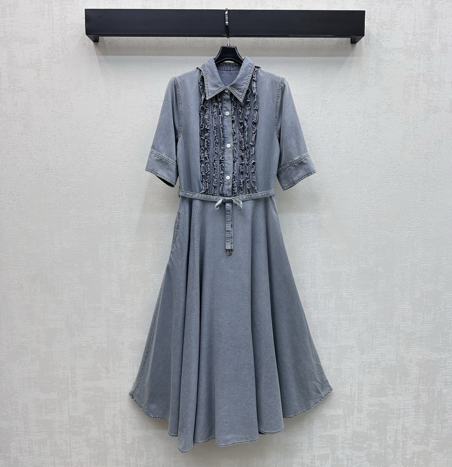 NO:822599,Dio*2026 new arrival pleated lace denim dress made of YB imported twill cotton material, breathable and comfortable, full of texture, all over with retro washed soft craftsmanship, pleated lace cutting design on the front, adjustable decoration with original bow belt, embellishment with the iconic CD metal logo, highlighting the brand tone, umbrella-shaped pleated skirt, neat and versatile, adding layering to the look, development of surface accessories, lapel short-sleeved dress tailoring, high-end temperament for commuting and dating.  High version 2 colors, dior, skirts, T-shirt,19860909Dio*2026新品上架褶皱花边牛仔连衣裙定制YB进口斜纹棉材质 透气舒适 质感十足 通体满铺复古水洗柔软工艺饰以前襟褶皱花边裁剪设计 配合本布蝴蝶结腰带调节装饰点缀标志性CD金属徽标 彰显品牌调性 伞状压褶裙摆版型利落又百搭 增添造型层次感 面辅料开发 翻领短袖连衣裙剪裁 通勤约会穿搭高级气质  高版本2色,,dior,skirts,T-shirt,,Women's clothing