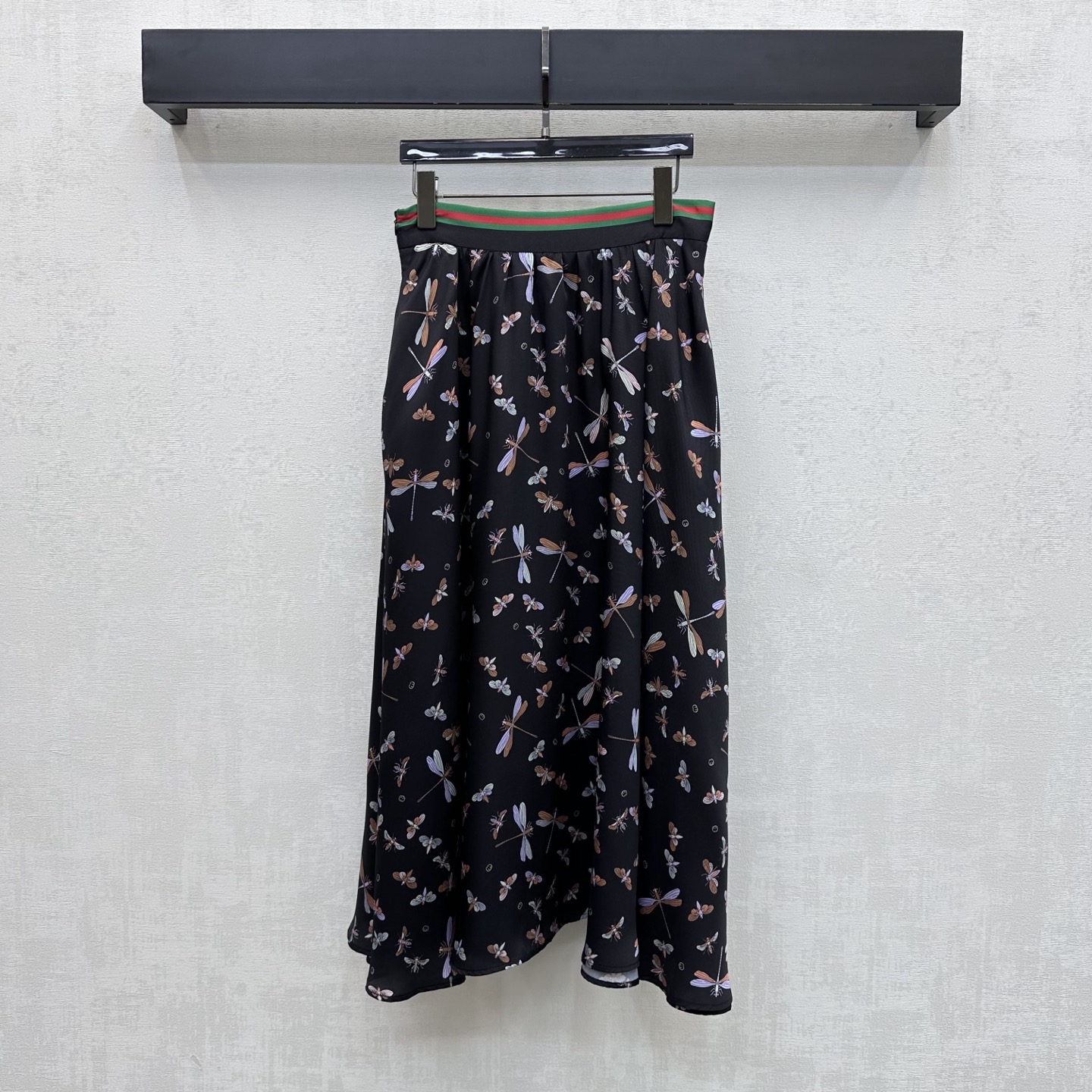 NO:822624,Gucc*2026 new arrivals Ribbon printed skirt, customized YB imported twill material, glossy texture, comfortable and soft, using striped webbing elastic waistband splicing processing, with side zipper adjustment design, adding layering to the look, contrasting dragonfly print logo pattern all over the body, rich visual impact, highlighting the brand tone, development of surface accessories, high waist pleated skirt tailoring, casual matching to create a high-end temperament, high version 2 colors,, gucci, skirts,19860909Gucc*2026新品上架织带印花半裙定制YB进口斜纹绸材质 质感光泽 舒适柔软 沿用条纹织带松紧腰头拼接处理 配合侧拉链调节设计 增添造型层次感 通体满铺撞色蜻蜓印花徽标图案 丰富视觉冲击力 彰显品牌调性 面辅料开发 高腰压褶半裙剪裁 随意搭配穿搭出高级气质 高版本2色,,gucci,skirts,,Women's clothing