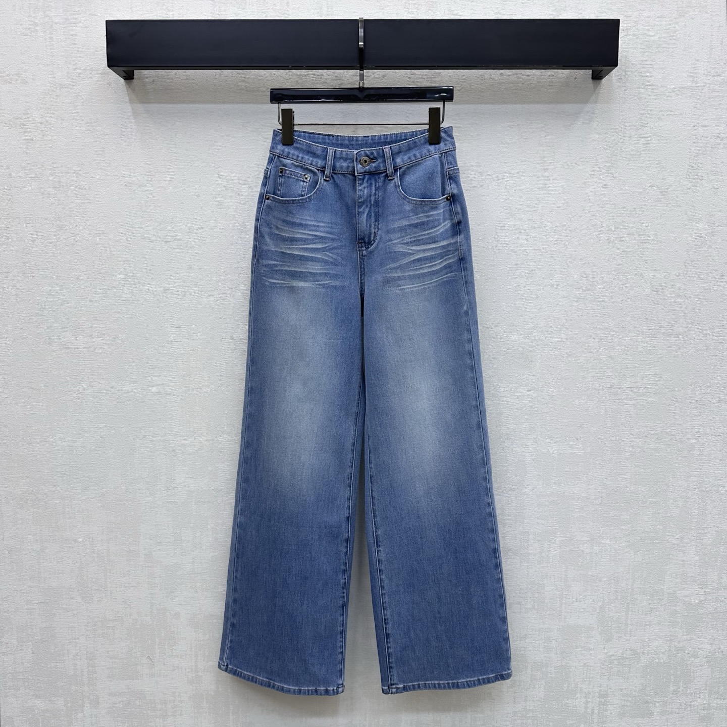 NO:822631,Loew*2026 new product launch laser logo denim trousers customized with YB imported twill cotton denim material. Comfortable, soft, breathable and easy to wear. Multiple enzyme washes are retro and fashionable. Create pleats and whitening process. Symmetrical pocket design adds layering to the look. The back hip pockets are embellished with iconic laser embroidered logo decoration. Echoing the engraved leather label on the back, highlighting the brand tone. Simple and advanced development of surface accessories. High-waist buttoned straight trousers cut. Casually match and wear high-end fashion.  High version 26-30,,loewe,19860909Loew*2026新品上架激光徽标牛仔长裤定制YB进口斜纹全棉牛仔材质 舒适柔软 透气好穿 多重酵素水洗复古又时尚 打造褶皱磨白工艺处理 对称插兜口袋版型设计 增添造型层次感 后臀口袋点缀标志性激光绣花徽标装饰 呼应后背刻印皮标 彰显品牌调性 简约高级 面辅料开发 高腰系扣直筒长裤版型剪裁 随意搭配穿搭高级时髦  高版本26-30,,loewe,,Women's clothing