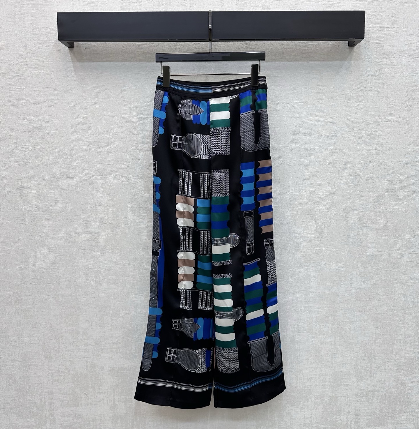 NO:822595,Herme*2026 new arrival silk printed straight trousers, customized YB imported 100% mulberry silk material, comfortable texture, vertical and breathable, artistic line printing pattern throughout, instantly lighting up the overall rich visual effect, highlighting the brand's tone, striped contrasting waistband design, webbing adjustment processing, adding layering to the look, surface accessories development, high-waisted straight trousers cut, can be matched with shirts from the same series, easily worn for daily outings or vacations, creating an elegant and relaxed atmosphere  High version 2 colors-,,hermes,real silk,19860909Herme*2026新品上架真丝印花直筒长裤定制YB进口百分百桑蚕丝材质 质感舒适 垂顺透气 通体采用艺术感线条印花图案 瞬间点亮整体丰富视觉效果 彰显品牌调性 条纹撞色腰头设计织带调节处理 增添造型层次感 面辅料开发 高腰直筒长裤剪裁 可搭配同系列衬衣 日常出街还是度假成套穿搭轻松穿出优雅松弛氛围感   高版本2色-,,hermes,real silk,,Women's clothing