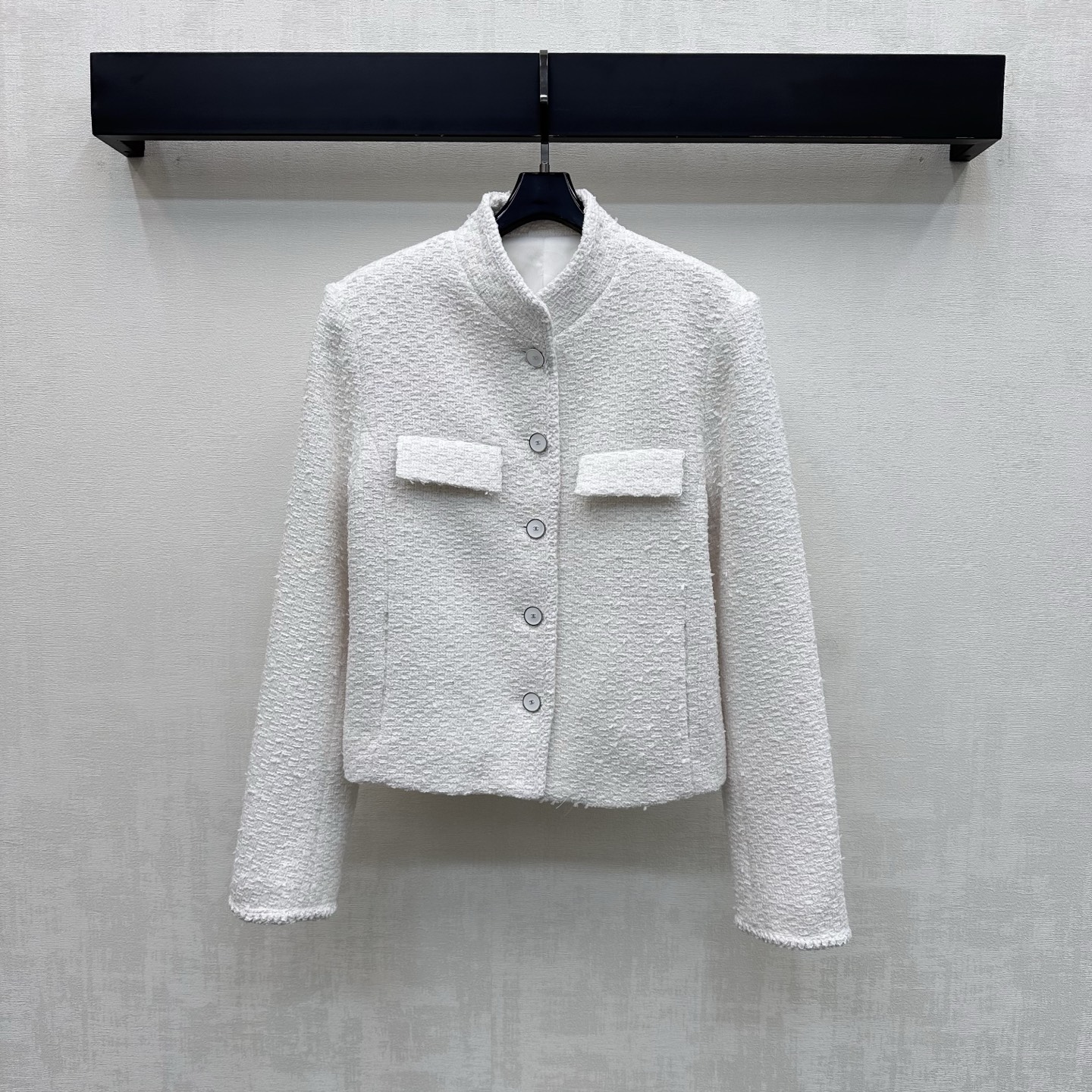 NO:822556,Chane*2026 new products are on the shelves. The stand-up collar woven dress jacket is made of custom-made YB imported slub woolen material. It has a high-end texture and full appearance. The delicate woven texture is spread all over the body to present a sparkling visual enjoyment. With symmetrical pocket decoration, it adds a layered look. The iconic double C letter logo button adjustment design on the placket echoes the jacquard lighting of the lining and highlights the brand's tone. The shoulder pad design fits the human body and makes the figure slimmer and taller. Development of surface accessories  The stand-up collar dress jacket is cut and can be paired with the shorts of the same series. The complete set is gorgeous and full of European style. It perfectly interprets the elegance and richness. It can also be purchased separately. High version 36 38 40,,chanel,shorts,jackets & coats,19860909Chane*2026新品上架立领编织洋装外套定制YB进口粗纺羊毛呢材质 质感高级 品相十足 采用细腻的编织纹理满铺于全身 呈现出波光粼粼视觉享受 配合对称口袋装饰 增添造型层次感 开襟标志性双C字母徽标纽扣调节设计 呼应内衬提花点亮 彰显品牌调性 正肩垫肩设计贴合人体 更显身姿纤细挺拔 面辅料开发 立领洋装外套剪裁 可搭配同系列短裤 成套穿搭华丽欧式风情十足 完美演绎优雅千金感 也可分开购入 高版本36 38 40,,chanel,shorts,jackets & coats,,Women's clothing