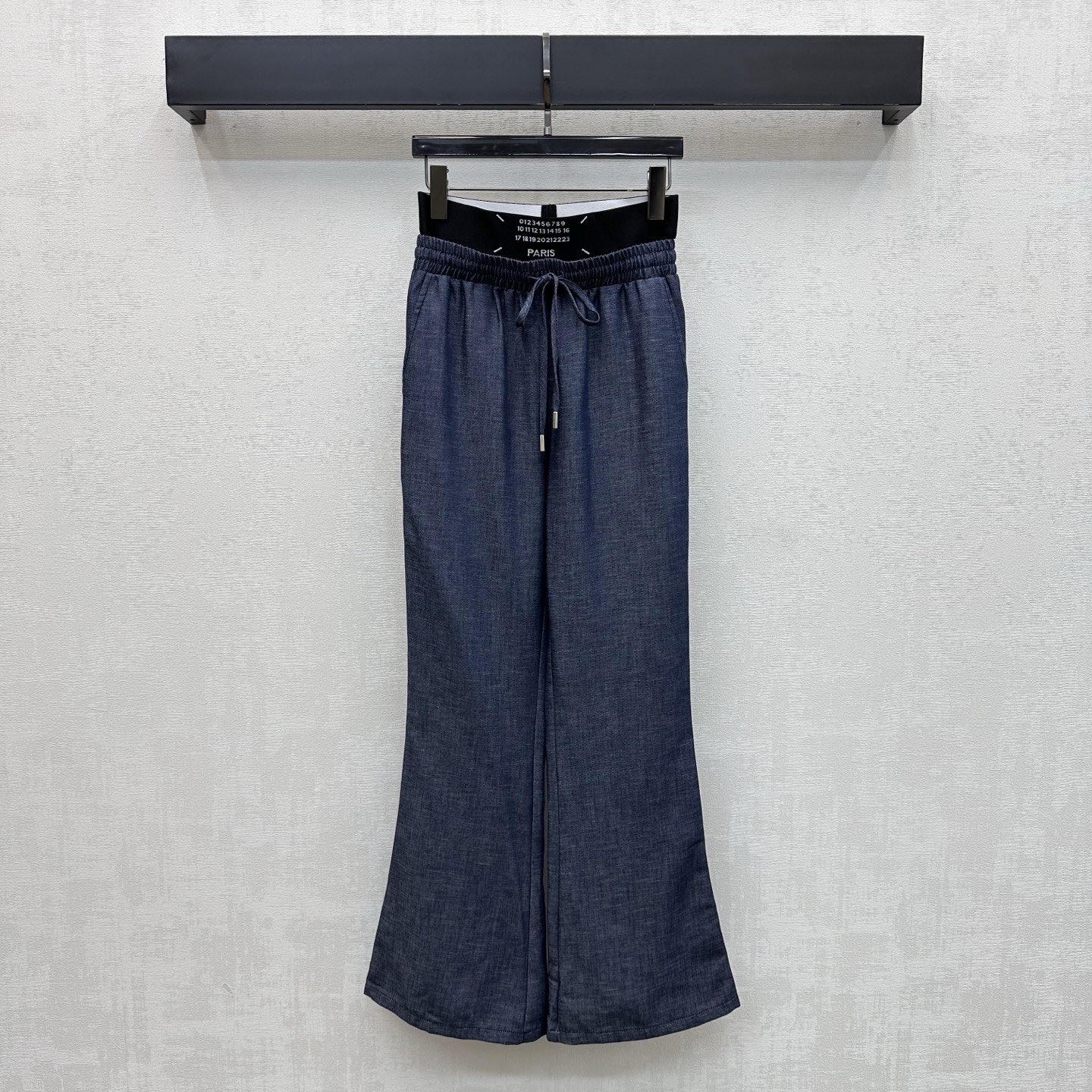 NO:822565,MM6*2026 new arrivals, webbing spliced boot-cut trousers, custom-made YB imported Tencel Lyocell cotton and linen material, smooth and smooth, using spliced webbing waistband design, with drawstring adjustment, adding layering to the look, iconic letters embellishment on the waist, echoing the leather labels on the hip pockets, highlighting the brand's tone, showing the brand's trendy style, development of surface accessories, high-waisted boot-cut trousers, tailoring, tolerant and fashionable, casually matched with trendy hot girls with tops  High version,,masion margiela,19860909MM6*2026新品上架织带拼接微喇长裤定制YB进口天丝莱赛尔棉麻材质 滑爽垂顺 沿用拼接织带腰头设计 配合抽绳调节处理 增添造型层次感 腰间标志性字母点缀装饰 呼应后臀口袋皮标 彰显品牌调性 呈现出品牌潮流风格 面辅料开发 高腰微喇长裤版型剪裁 穿搭包容时髦 随意搭配上装潮流辣妹    高版本,,masion margiela,,Women's clothing