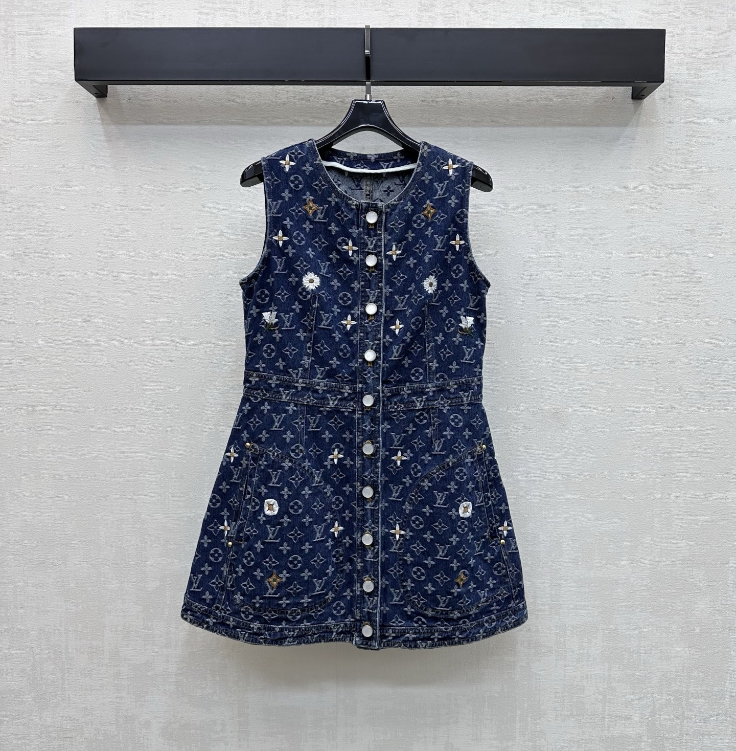 NO:822663,Louis Vuitto*2026 new products are on the shelves. Laser embroidered denim vest dress is made of YB imported twill cotton material. Enzyme washing process is not easy to fade and cross-color. The four-leaf clover letter logo is all over the body and embroidered with flower craft elements. It highlights the brand tone. The slim version is matched with the placket and exquisite button adjustment design to enrich the visual effect and add layering to the look. Development of surface accessories. Round neck vest skirt tailoring. Commuting and dating wear to show casual and free style. High version, Louis  vuitton,skirts,19860909Louis Vuitto*2026新品上架激光绣花牛仔背心裙定制YB进口斜纹全棉材质 酵素水洗工艺 不易掉色串色 通体满铺四叶草字母徽标点缀刺绣花朵工艺元素 彰显品牌调性 修身版型配合开襟精致纽扣调节设计 丰富视觉效果 增添造型层次感 面辅料开发 圆领背心裙剪裁 通勤约会穿搭呈现随性自由风格   高版本,,louis vuitton,skirts,,Women's clothing