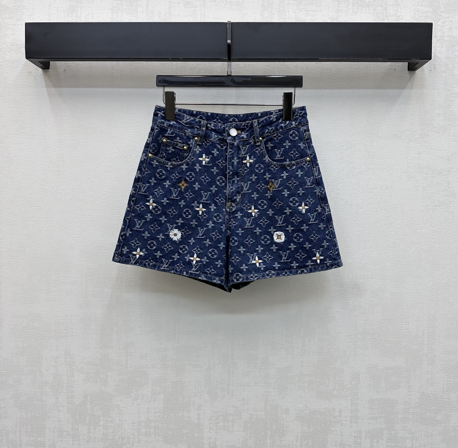 NO:822632,Louis Vuitto*2026 new product launches laser embroidered denim shorts, customized YB imported twill cotton material, enzyme washing process, not easy to fade and cross-color, all-over four-leaf clover letter logo embellished with embroidered flower craft elements, highlighting the brand tonality, using exquisite imprinting and exquisite button adjustment design, enriching visual effects, adding layering to the look, development of surface accessories, high-waist buttoned straight shorts cut, can be paired with shirts and jackets from the same series, and the complete set shows a casual and free style  Can also be purchased separately to match taller versions, Louis Vuitton, shorts, jackets & coats,19860909Louis Vuitto*2026新品上架激光绣花牛仔短裤定制YB进口斜纹全棉材质 酵素水洗工艺 不易掉色串色 通体满铺四叶草字母徽标点缀刺绣花朵工艺元素 彰显品牌调性 沿用精致刻印精致纽扣调节设计 丰富视觉效果 增添造型层次感 面辅料开发 高腰系扣直筒短裤剪裁 可搭配同系列衬衣外套 成套穿搭呈现随性自由风格 也可分开购入搭配  高版本,,louis vuitton,shorts,jackets & coats,,Women's clothing