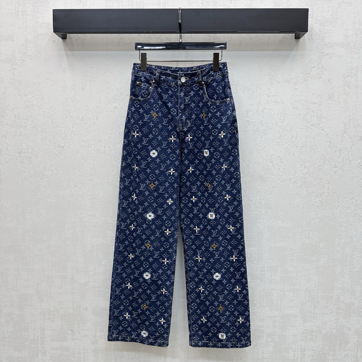 NO:822653,Louis Vuitto*2026 new product launches laser embroidered denim trousers, customized YB imported twill cotton material, enzyme washing process, not easy to fade and cross-color, all-over four-leaf clover letter logo embellished with embroidered flower craft elements, highlighting the brand tonality, using exquisite imprinting and exquisite button adjustment design, enriching visual effects, adding layering to the look, development of surface accessories, high-waisted buttoned straight trousers, can be paired with shirts and jackets from the same series, and a complete set to show a casual and free style  Can also be purchased separately to match higher versions, Louis Vuitton, jackets & coats,19860909Louis Vuitto*2026新品上架激光绣花牛仔长裤定制YB进口斜纹全棉材质 酵素水洗工艺 不易掉色串色 通体满铺四叶草字母徽标点缀刺绣花朵工艺元素 彰显品牌调性 沿用精致刻印精致纽扣调节设计 丰富视觉效果 增添造型层次感 面辅料开发 高腰系扣直筒长裤剪裁 可搭配同系列衬衣外套 成套穿搭呈现随性自由风格 也可分开购入搭配  高版本,,louis vuitton,jackets & coats,,Women's clothing