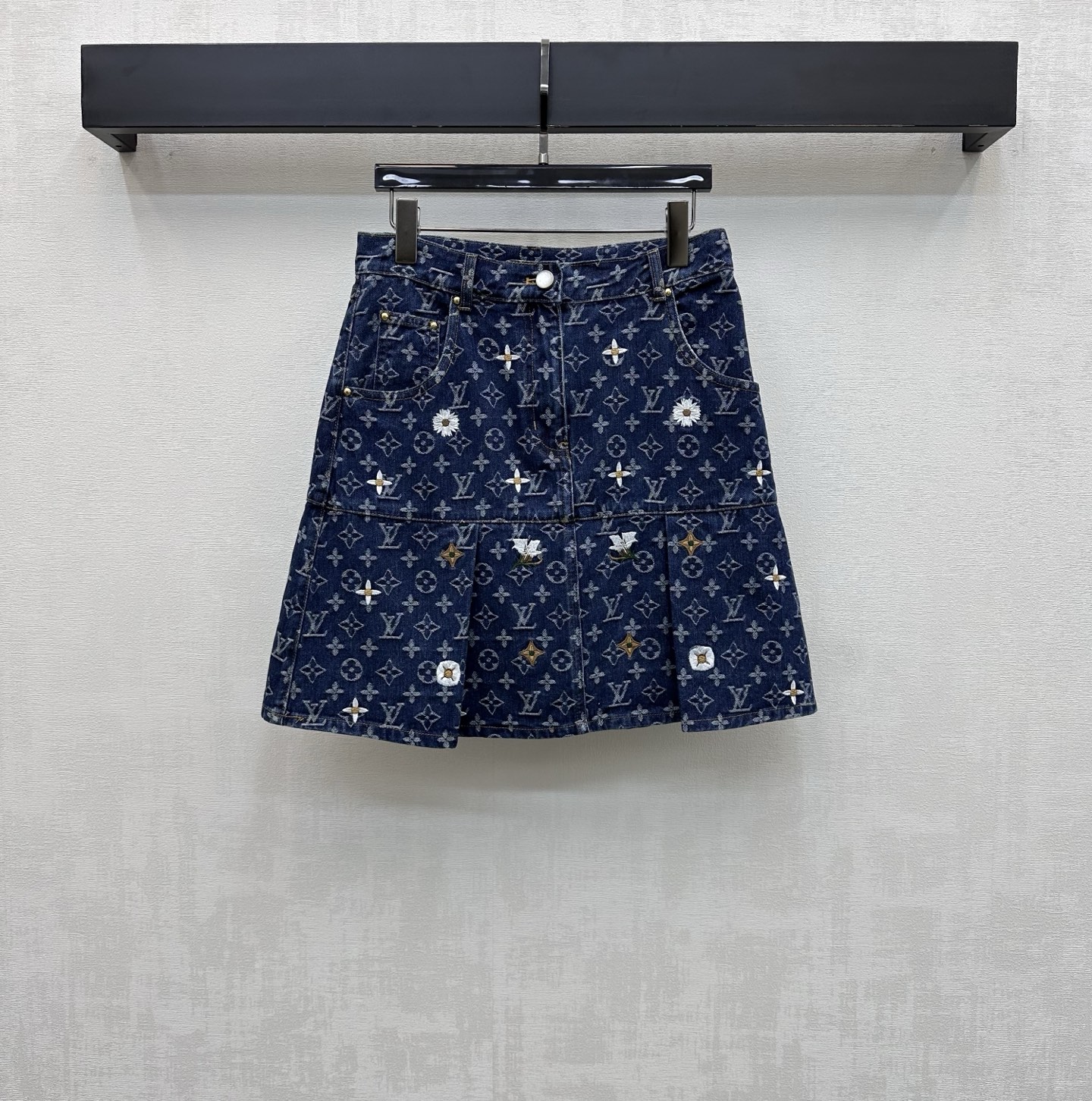 NO:822641,Louis Vuitto*2026 new products are on the shelves. Laser embroidered denim skirt is made of YB imported twill cotton material. Enzyme washing process is not easy to fade and cross-color. The four-leaf clover letter logo is all over the body, embellished with embroidered flower craft elements to highlight the brand's tone. Exquisitely engraved and exquisite buttons are used to adjust and the pleated skirt design enriches the visual effect and adds layering to the look. Development of surface accessories. High-waisted buttoned pleated skirt cut. Can be paired with shirts and jackets of the same series.  Wear it as a set to show a casual and free style. You can also buy it separately to match. High version, Louis Vuitton, skirts, jackets & coats,19860909Louis Vuitto*2026新品上架激光绣花牛仔半裙定制YB进口斜纹全棉材质 酵素水洗工艺 不易掉色串色 通体满铺四叶草字母徽标点缀刺绣花朵工艺元素 彰显品牌调性 沿用精致刻印精致纽扣调节配合压褶裙摆设计 丰富视觉效果 增添造型层次感 面辅料开发 高腰系扣压褶短裙剪裁 可搭配同系列衬衣外套 成套穿搭呈现随性自由风格 也可分开购入搭配  高版本,,louis vuitton,skirts,jackets & coats,,Women's clothing