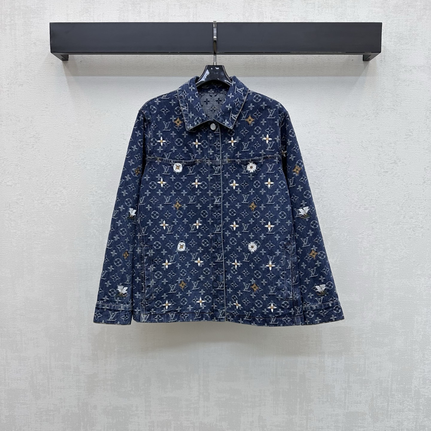 NO:822626,Louis Vuitto*2026 new products are on the shelves. Laser embroidered denim jacket is made of YB imported twill cotton material. Enzyme washing process is not easy to fade and cross-color. The four-leaf clover letter logo is all over the body and embellished with embroidered flower craft elements to highlight the brand's tone. The silhouette version is matched with the placket and exquisite snap-button adjustment design to enrich the visual effect and add layering to the look. Development of surface accessories. Lapel shirt jacket tailoring. Can be paired with skirts and trousers of the same series. The complete set shows a casual and free style.  Can also be purchased separately to match higher versions, Louis Vuitton, skirts, jackets & coats,19860909Louis Vuitto*2026新品上架激光绣花牛仔外套定制YB进口斜纹全棉材质 酵素水洗工艺 不易掉色串色 通体满铺四叶草字母徽标点缀刺绣花朵工艺元素 彰显品牌调性 廓形版型配合开襟精致按扣调节设计 丰富视觉效果 增添造型层次感 面辅料开发 翻领衬衣外套剪裁 可搭配同系列裙裤装 成套穿搭呈现随性自由风格 也可分开购入搭配  高版本,,louis vuitton,skirts,jackets & coats,,Women's clothing