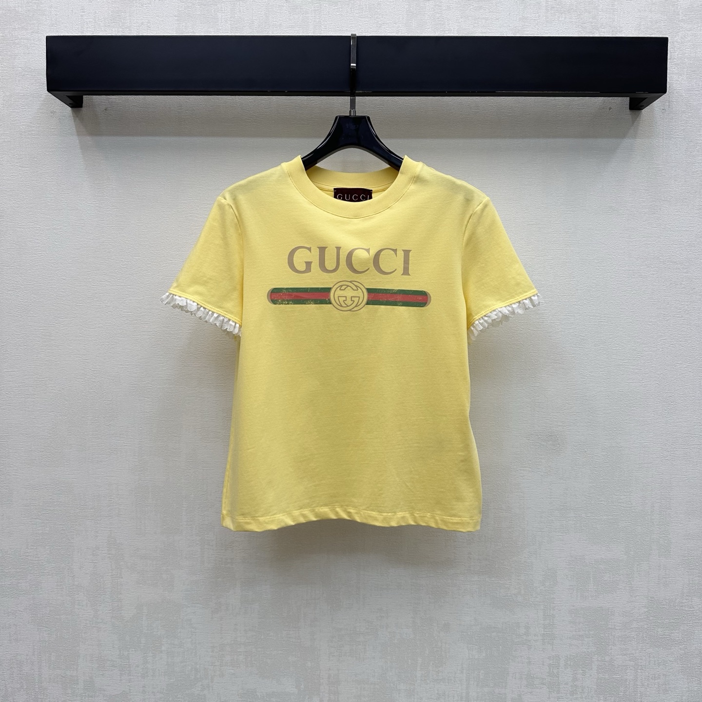 NO:825498,Gucc*2026 new products are on the shelves, spliced with lace logo customized YB imported raw cotton material, full of texture, comfortable and breathable. The neckline is processed with black threaded hemming details. It is decorated with contrasting lace on the cuffs to enrich the visual effect and add layering to the look. The iconic letter logo is embellished with a red and green stripe pattern in the center of the chest to highlight the brand tone. Development of surface accessories. Round neck short-sleeved T-shirt tailoring. Casual and relaxed for daily commuting. Stylish when worn alone.  High version,,gucci,T-shirt,tees,t-shirt,19860909Gucc*2026新品上架拼接蕾丝徽标定制YB进口原生全棉材质 质感十足 舒适透气 领口采用黑色螺纹包边细节处理 配合袖口撞色蕾丝装饰 丰富视觉效果 增添造型层次感 胸前居中点缀标志性字母徽标红绿条纹图案 彰显品牌调性 面辅料开发 圆领短袖T恤剪裁 日常通勤休闲松弛 单穿内搭出彩时髦   高版本,,gucci,T-shirt,tees，t-shirt,,Women's clothing