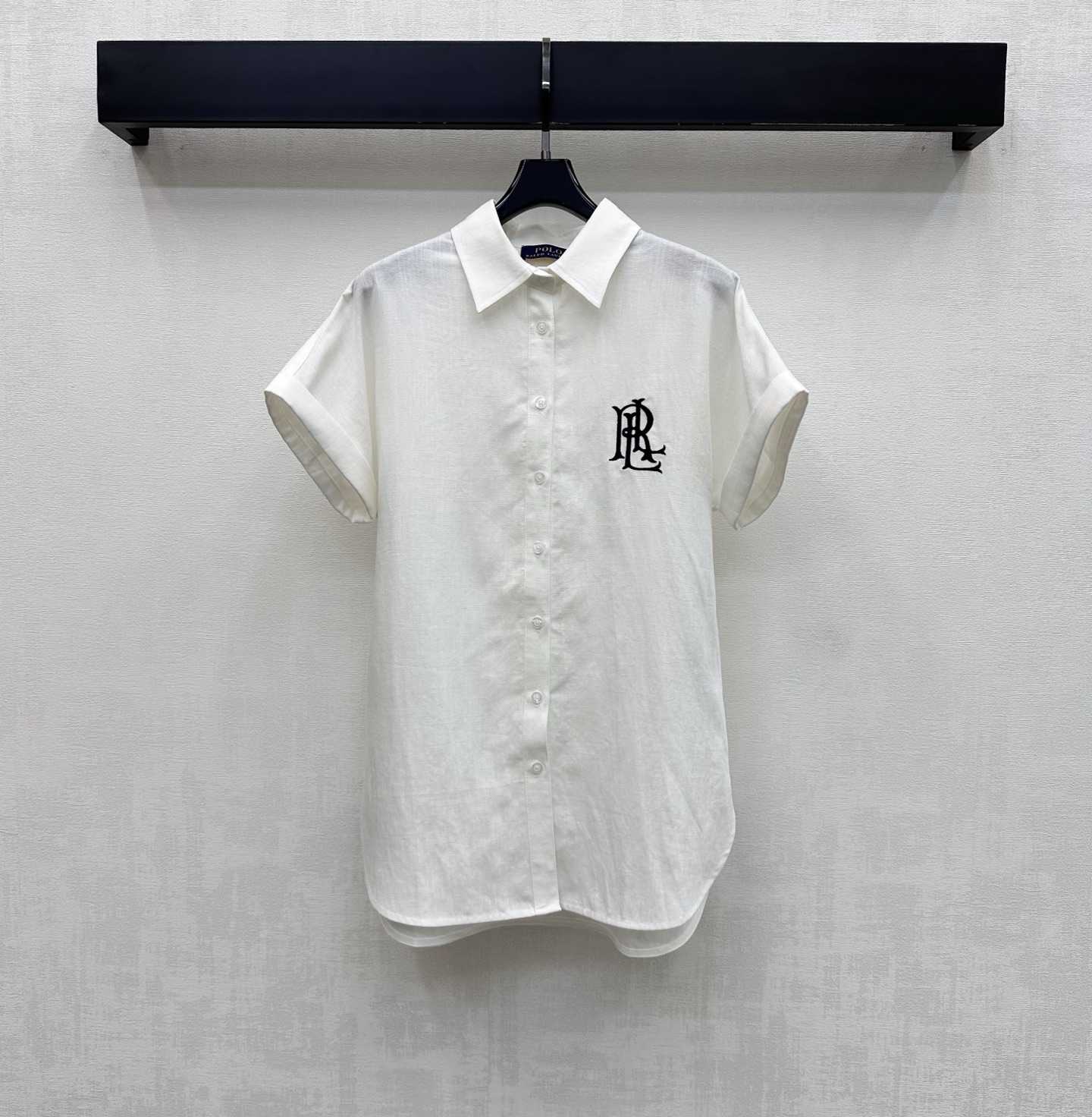NO:827191,Ralph Laure*2026 new products are on the shelves. Embroidered silhouette short-sleeved shirt. Customized YB imported linen material. The texture is crisp and stylish. It feels dry and skin-friendly. The whole body is designed with classic pure white and soft matte pink contrasting background color. Decorated with the iconic letter embroidery logo to highlight the brand tone and create an American casual accent. The detailed cutting design of the folded cuffs is adjusted with the placket button to add a casual layering to the look. Development of surface accessories. Lapel short-sleeved shirt pattern tailoring.  Wear casually with skirts and trousers to create a refreshing and comfortable summer vacation atmosphere. High version 2 colors, loro piana, skirts, shirts, T-shirt,19860909Ralph Laure*2026新品上架 刺绣廓形短袖衬衫 定制YB进口亚麻材质 质感挺括有型 触感干爽亲肤 通体采用经典纯白与柔雾粉撞色底色设计 配合标志性字母刺绣徽标装饰 彰显品牌调性 打造美式休闲腔调 翻折袖口细节裁剪设计配合开襟纽扣调节处理 增添造型随性层次感 面辅料开发 翻领短袖衬衣版型剪裁 随意搭配裙裤装穿搭 营造清爽惬意的夏日度假氛围 高版本2色,,loro piana,skirts,shirts,T-shirt,,Women's clothing