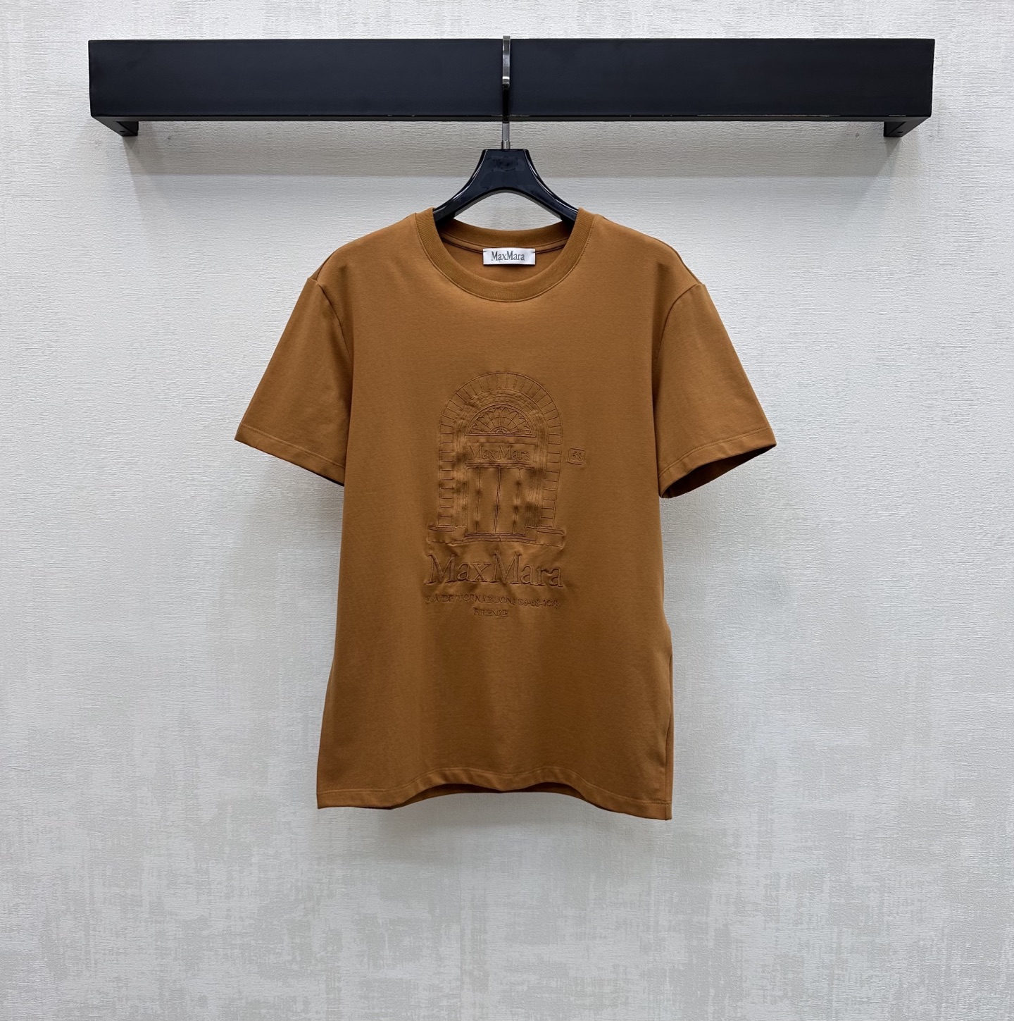 NO:827169,Max Mar*2026 new products are on the shelves. Architectural letter embroidery silhouette is customized. YB imported cotton material is soft and skin-friendly. The whole body is made of caramel warm brown apricot background color, decorated with iconic three-dimensional letters and retro arch architectural embroidery logo. It instantly lights up the overall rich visual effect and highlights the Italian simple brand tone. Loose silhouette tailoring design is inclusive and slimming. Adds casual layering to the look. Development of surface accessories. Round neck short-sleeved T-shirt tailoring. Wear alone and layered to create a relaxed and comfortable urban casual look.  High version 2 colors, T-shirt, tees, t-shirt,19860909Max Mar*2026新品上架建筑字母刺绣廓形定制YB进口全棉材质 柔软亲肤舒适 通体采用焦糖暖棕本杏底色配合标志性立体字母与复古拱门建筑刺绣徽标装饰 瞬间点亮整体丰富视觉效果 彰显意式简约品牌调性 宽松廓形裁剪设计 包容显瘦 增添造型休闲层次感 面辅料开发 圆领短袖T恤剪裁 单穿叠穿打造轻松惬意的都市休闲造型  高版本2色,,T-shirt,tees，t-shirt,,Women's clothing