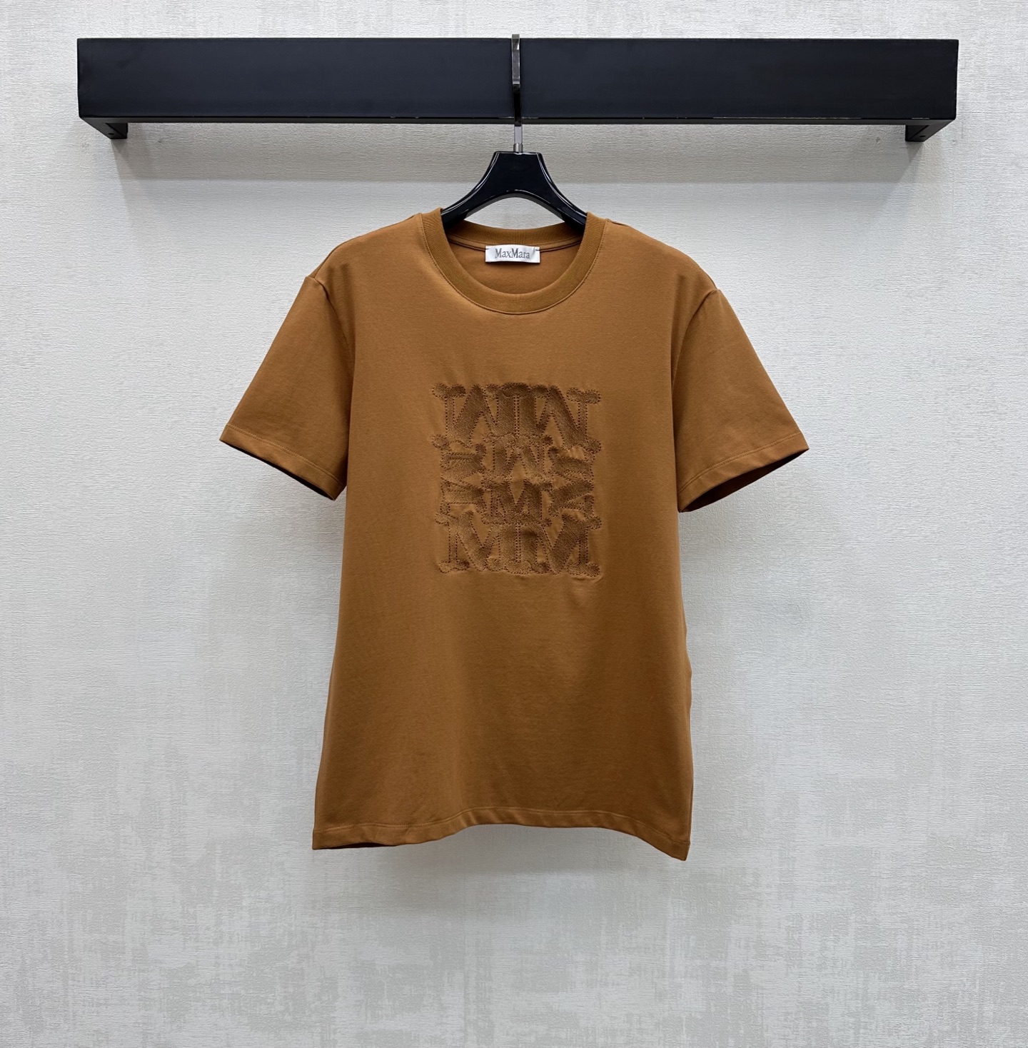 NO:827240,Max Mar*2026 new products are on the shelves. The letter embroidered silhouette is customized. YB imported cotton material is soft and skin-friendly. The whole body is made of caramel warm brown apricot background color and decorated with the iconic three-dimensional letter embroidery logo. It instantly lights up the overall rich visual effect and highlights the Italian simple brand tone. The loose silhouette cutting design is inclusive and slimming and adds a casual layering to the look. The development of surface accessories. Round neck short-sleeved T-shirt tailoring. Wear alone and layered to create a relaxed and comfortable urban casual look.  High version 2 colors, T-shirt, tees, t-shirt,19860909Max Mar*2026新品上架字母刺绣廓形定制YB进口全棉材质 柔软亲肤舒适 通体采用焦糖暖棕本杏底色配合标志性立体字母刺绣徽标装饰 瞬间点亮整体丰富视觉效果 彰显意式简约品牌调性 宽松廓形裁剪设计 包容显瘦 增添造型休闲层次感 面辅料开发 圆领短袖T恤剪裁 单穿叠穿打造轻松惬意的都市休闲造型  高版本2色,,T-shirt,tees，t-shirt,,Women's clothing