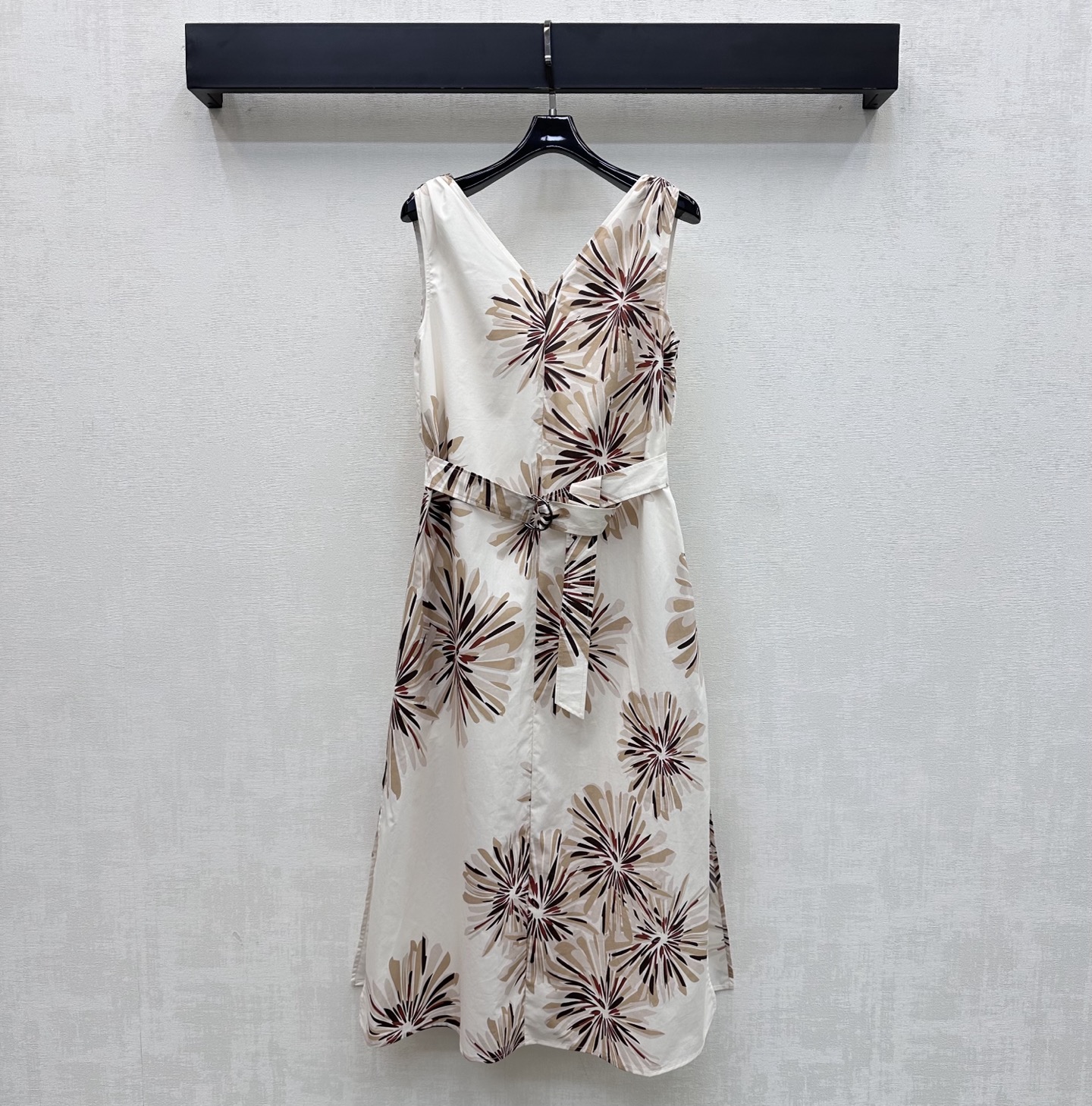 NO:825517,BC*2026 New Arrival Printed Lace Dress Made of YB Imported Cotton Material, Breathable, Comfortable and Stylish. The whole body adopts French elegant off-white background and retro firework print design to highlight the brand tone. It instantly lights up the overall rich visual effect and creates a romantic holiday atmosphere. The classic V-neck sleeveless version is cut with the fabric lace adjustment design at the waist to add layering to the look. Soft and elegant. Development of surface accessories. Sleeveless dress tailoring to create a lazy and romantic holiday atmosphere.  High version,,skirts,19860909BC*2026新品上架印花系带连衣裙定制YB进口棉纶材质 透气舒适有型 通体采用法式优雅米白底色与复古烟花印花设计 彰显品牌调性 瞬间点亮整体丰富视觉效果 打造浪漫度假氛围 经典V领无袖版型裁剪配合腰间本布系带调节设计 增添造型层次感 柔美优雅 面辅料开发 无袖连衣裙剪裁 营造慵懒浪漫的假日氛围 高版本,,skirts,,Women's clothing