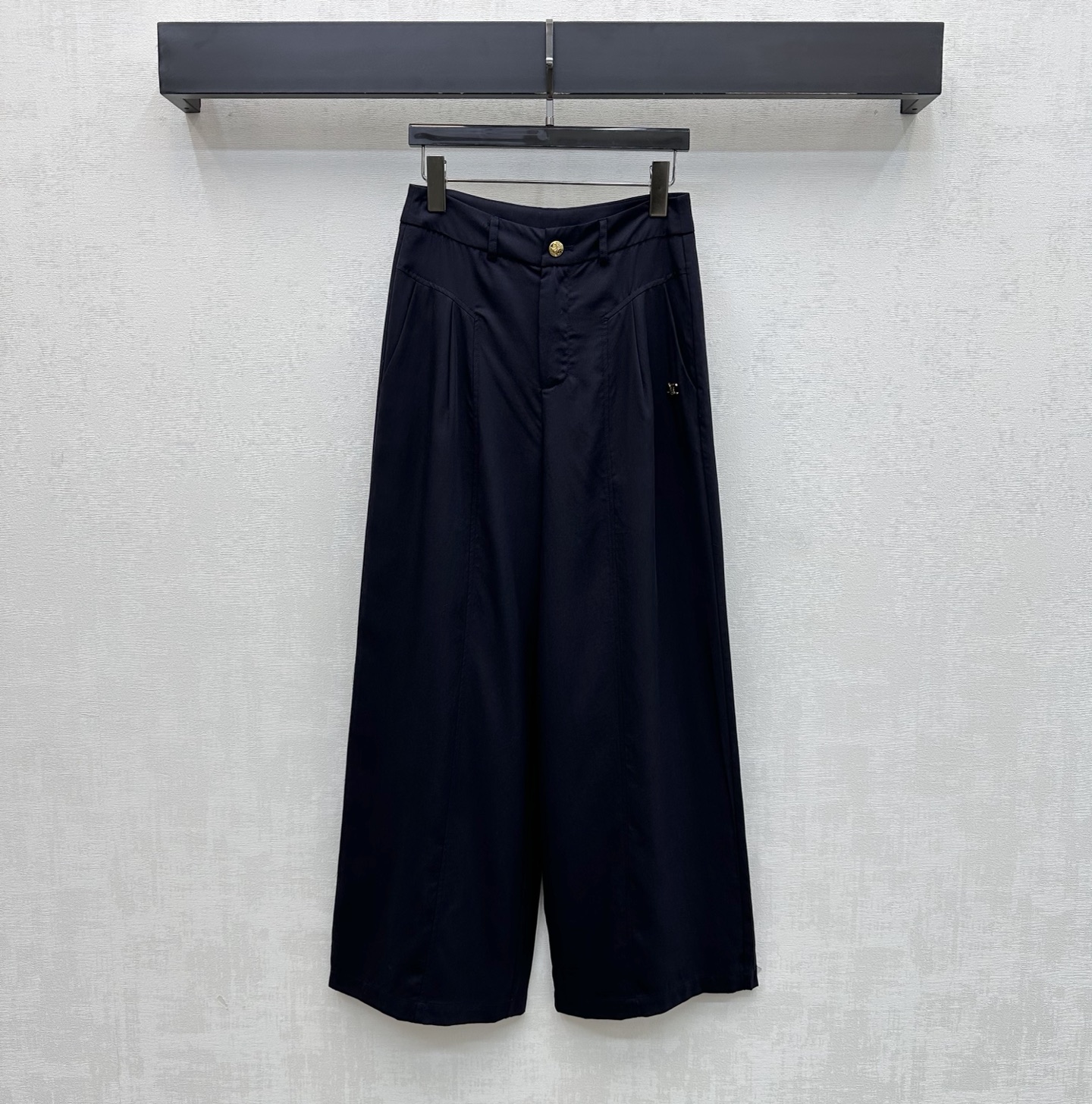 NO:825490,Celin*2026 new products are on the shelves. High-waisted wide-leg trousers. Customized YB imported blended Tencel cotton material. Crisp and stylish texture. Clean and smooth cutting. The whole body is plain and decorated with iconic metal logo decoration. It highlights the brand tone. Instantly brightens the overall rich visual effect. Creates an intellectual and elegant style. Symmetrical diagonal pocket design adds layering to the look. Development of surface accessories. High-waisted buttoned wide-leg trousers cut. Randomly match different styles of tops to cope with various occasions.  Create a neat and high-end urban impression. High version 2 colors, celine,19860909Celin*2026新品上架高腰阔腿长裤 定制YB 进口混纺天丝棉纶材质 质感挺括有型 裁剪利落流畅 通体素色点缀标志性金属徽标装饰 彰显品牌调性 瞬间点亮整体丰富视觉效果 打造知性优雅风范 对称斜插口袋设计 增添造型层次感 面辅料开发 高腰系扣阔腿长裤剪裁 随意搭配不同风格上装 从容应对多种场合 塑造利落高级的都市印象  高版本2色,,celine,,Women's clothing