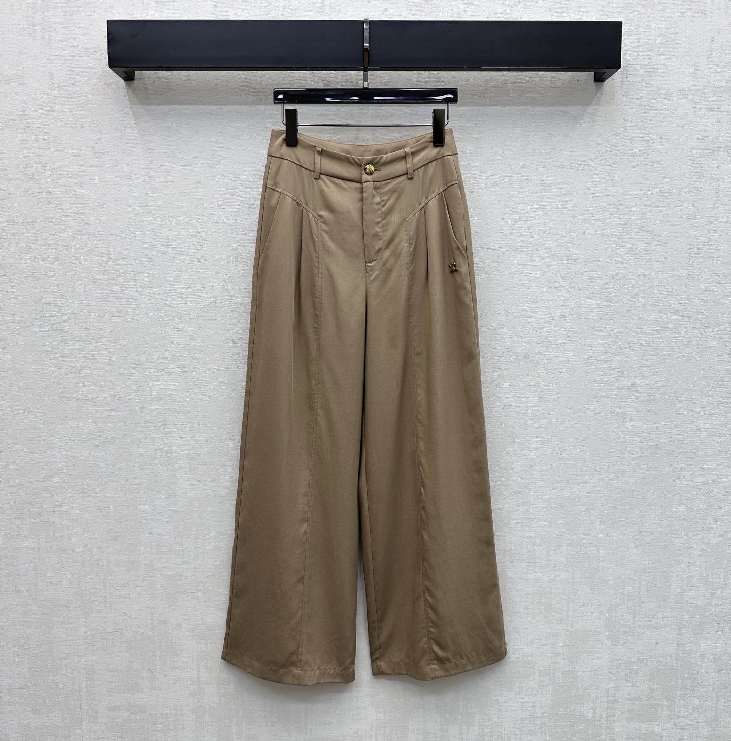 NO:825467,Celin*2026 new products are on the shelves. High-waisted wide-leg trousers. Customized YB imported blended Tencel cotton material. Crisp and stylish texture. Clean and smooth cutting. The whole body is plain and decorated with iconic metal logo decoration. It highlights the brand tone. Instantly brightens the overall rich visual effect. Creates an intellectual and elegant style. Symmetrical diagonal pocket design adds layering to the look. Development of surface accessories. High-waisted buttoned wide-leg trousers cut. Randomly match different styles of tops to cope with various occasions.  Create a neat and high-end urban impression. High version 2 colors, celine,19860909Celin*2026新品上架高腰阔腿长裤 定制YB 进口混纺天丝棉纶材质 质感挺括有型 裁剪利落流畅 通体素色点缀标志性金属徽标装饰 彰显品牌调性 瞬间点亮整体丰富视觉效果 打造知性优雅风范 对称斜插口袋设计 增添造型层次感 面辅料开发 高腰系扣阔腿长裤剪裁 随意搭配不同风格上装 从容应对多种场合 塑造利落高级的都市印象  高版本2色,,celine,,Women's clothing