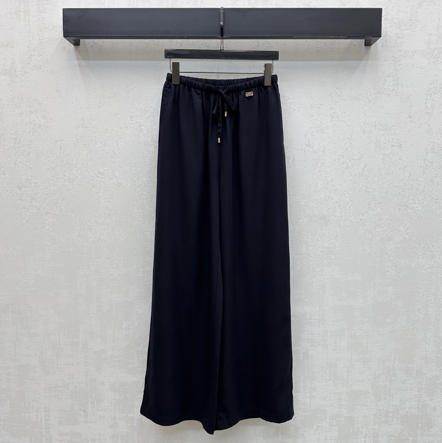 NO:825546,Loew*2026 new arrivals drawstring wide-leg casual trousers. Customized YB imported Tencel cotton and linen material. Silky and skin-friendly. The whole body is made of base color and smooth wide-leg trousers cutting design. Adjustable with drawstrings to add layering to the look. Exquisitely engraved iconic logo metal buckle embellishment highlights the brand tone. Development of surface accessories. Straight-leg trousers with drawstring cut. Easy to wear with casual high-end version. 2 colors, loewe,19860909Loew*2026新品上架抽绳阔腿休闲长裤 定制YB进口天丝棉麻材质 丝滑亲肤 通体采用底色与流畅阔腿裤型裁剪设计 配合抽绳调节处理 增添造型层次感 精致刻印标志性徽标金属扣点缀装饰 彰显品牌调性 面辅料开发 抽绳直筒长裤版型剪裁 随意搭配轻松穿出简约高级感 高版本2色,,loewe,,Women's clothing