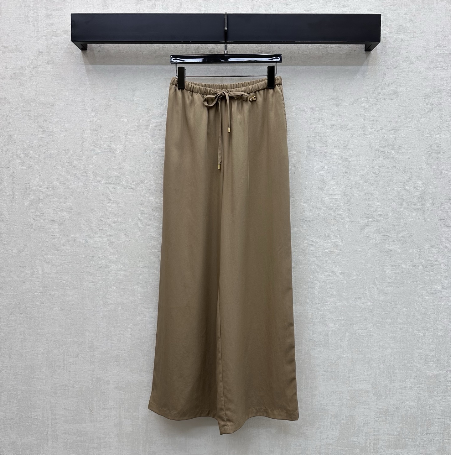 NO:825529,Loew*2026 new arrivals drawstring wide-leg casual trousers. Customized YB imported Tencel cotton and linen material. Silky and skin-friendly. The whole body is made of base color and smooth wide-leg trousers cutting design. Adjustable with drawstrings to add layering to the look. Exquisitely engraved iconic logo metal buckle embellishment highlights the brand tone. Development of surface accessories. Straight-leg trousers with drawstring cut. Easy to wear with casual high-end version. 2 colors, loewe,19860909Loew*2026新品上架抽绳阔腿休闲长裤 定制YB进口天丝棉麻材质 丝滑亲肤 通体采用底色与流畅阔腿裤型裁剪设计 配合抽绳调节处理 增添造型层次感 精致刻印标志性徽标金属扣点缀装饰 彰显品牌调性 面辅料开发 抽绳直筒长裤版型剪裁 随意搭配轻松穿出简约高级感 高版本2色,,loewe,,Women's clothing